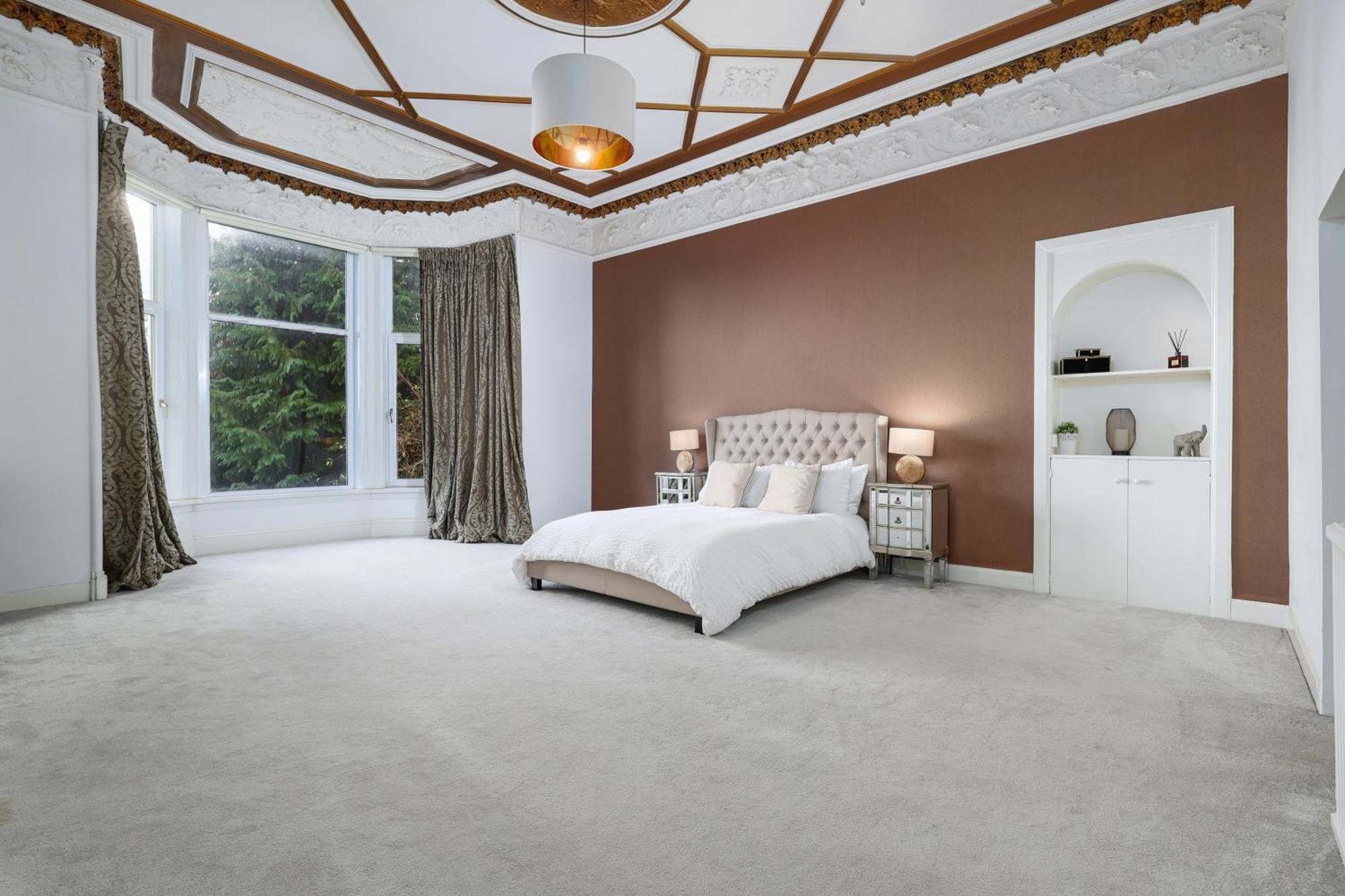 Extravagant 6 Bed Victorian Townhouse With Hot Tub *