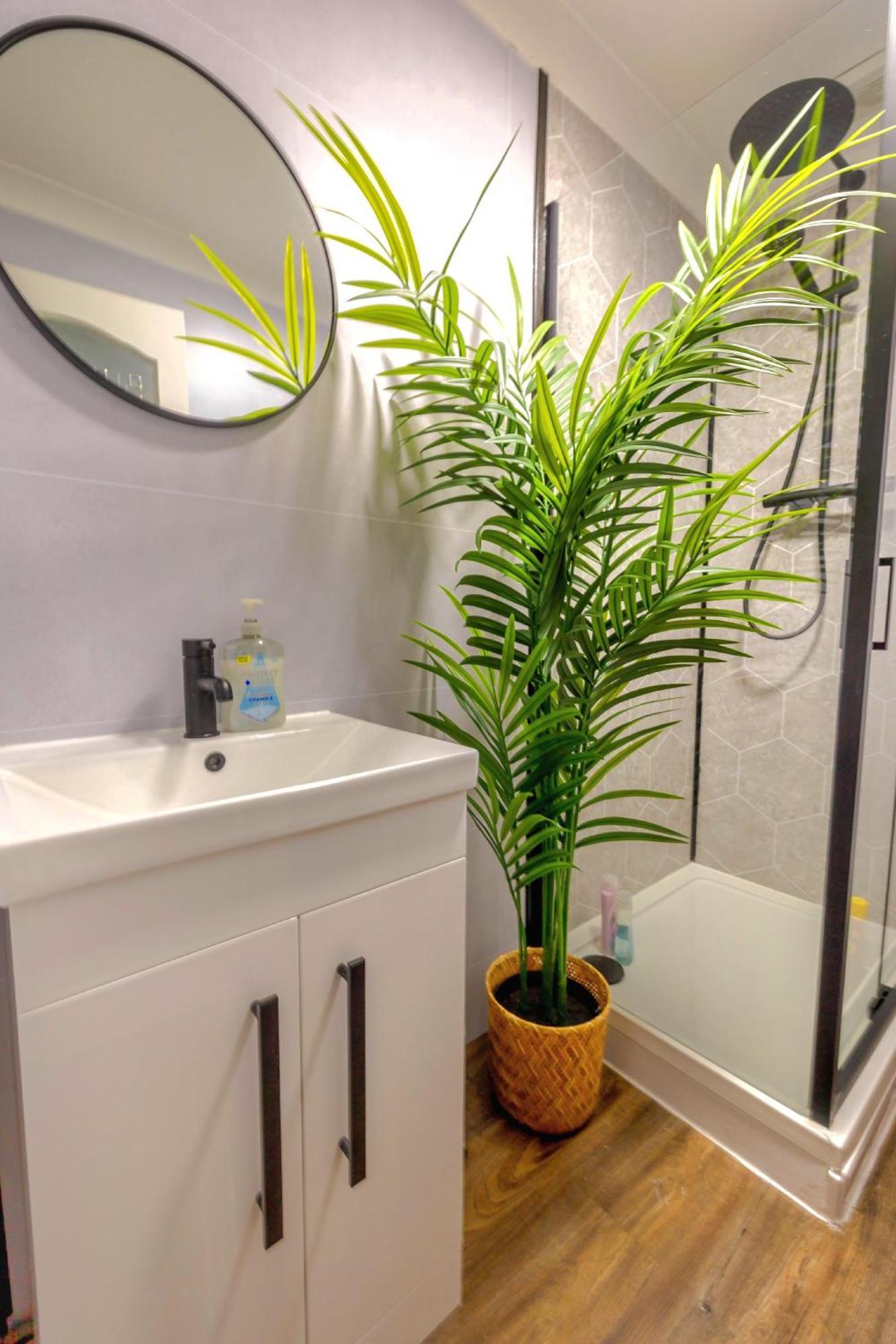 Cosy 4 Bedroom In - Free Parking Holiday home *
