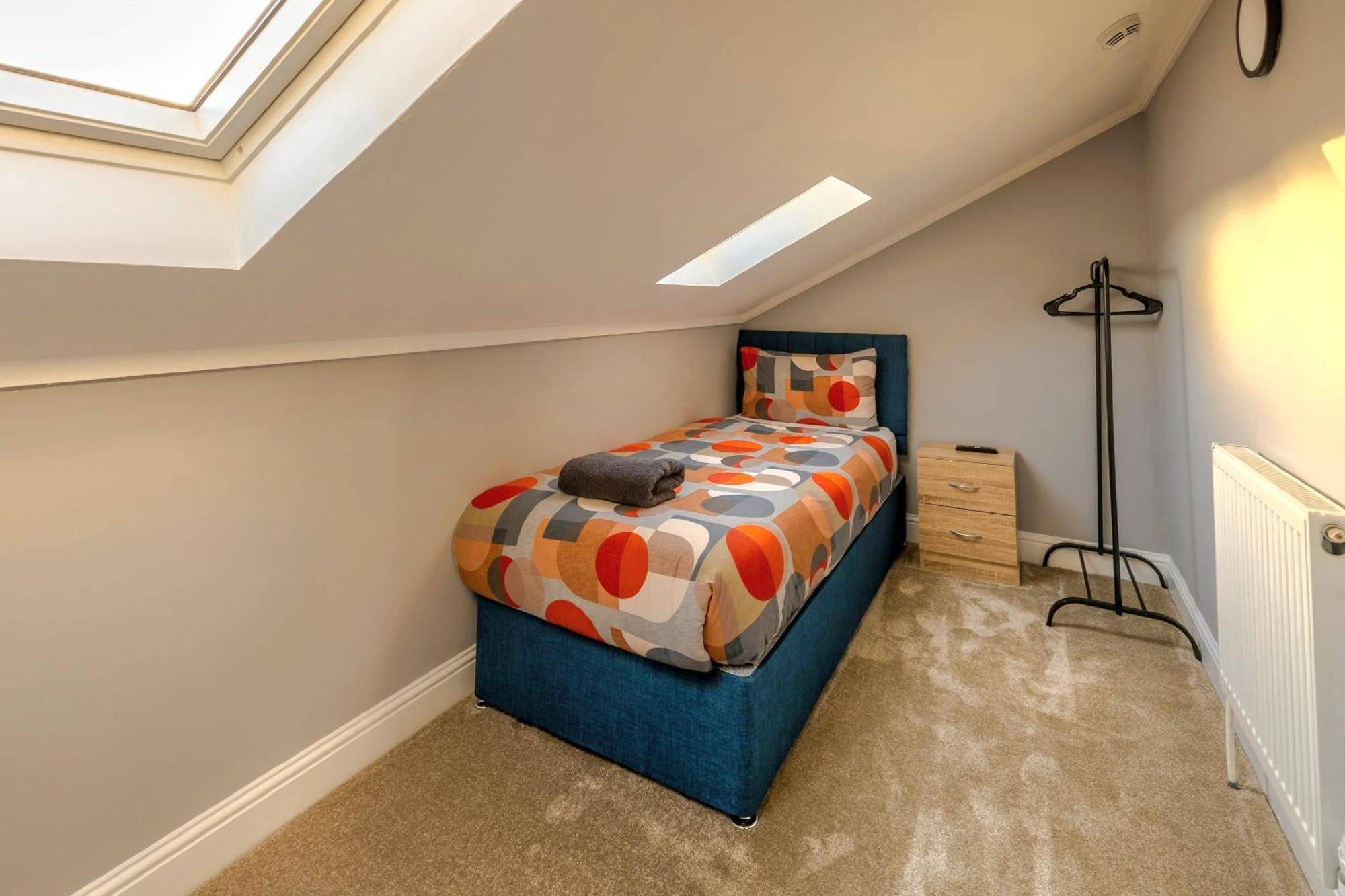 Cosy 4 Bedroom In - Free Parking *