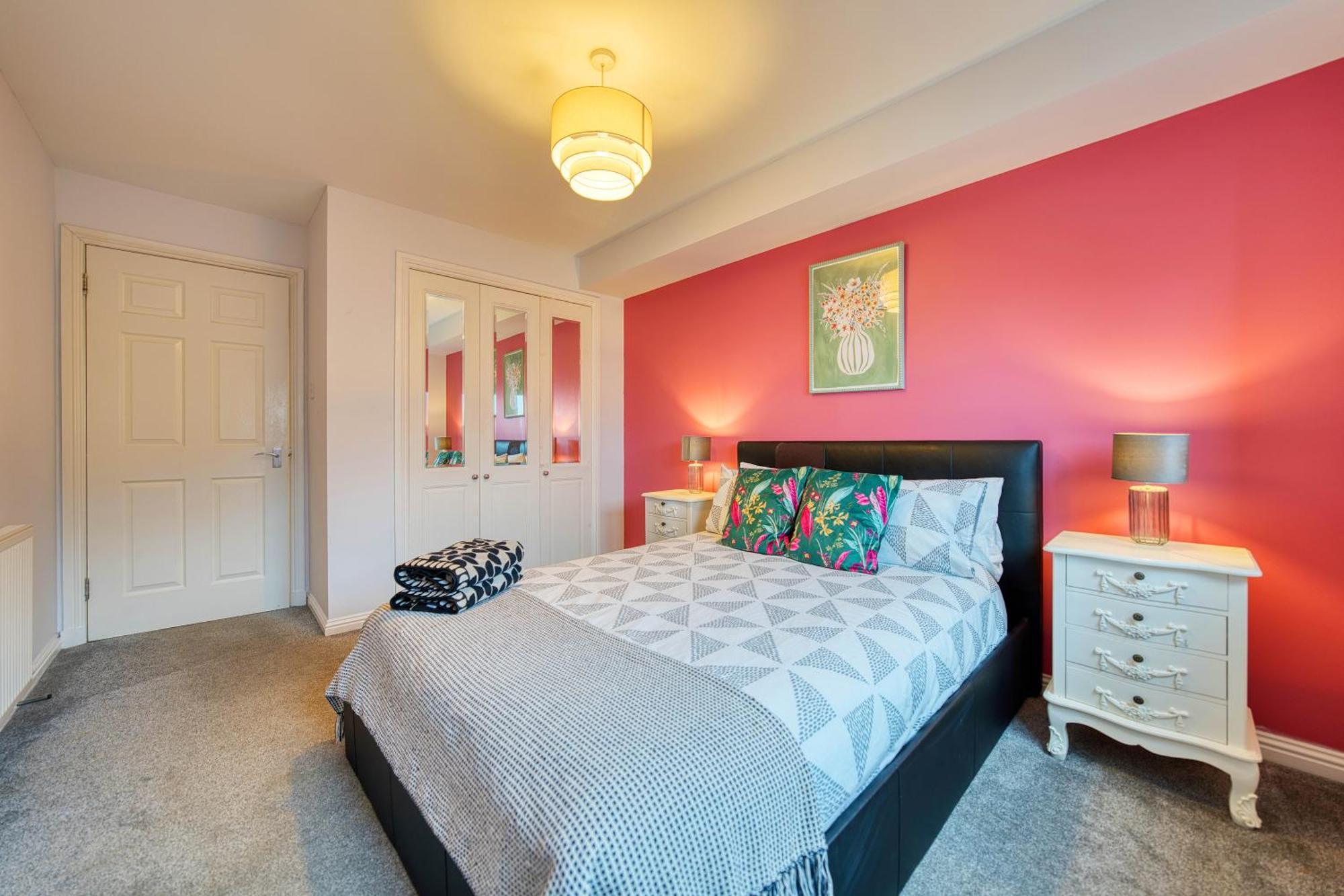 Modern 2 Bed Flat With Free Parking *