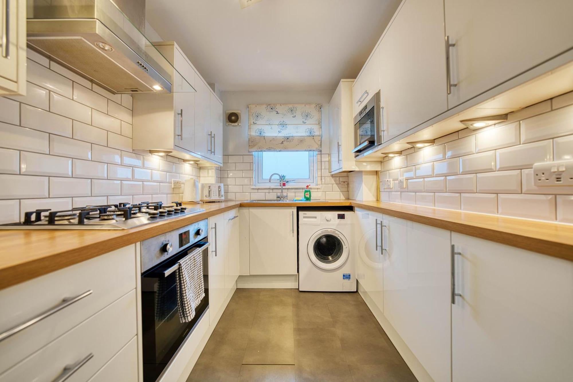 Modern 2 Bed Flat With Free Parking