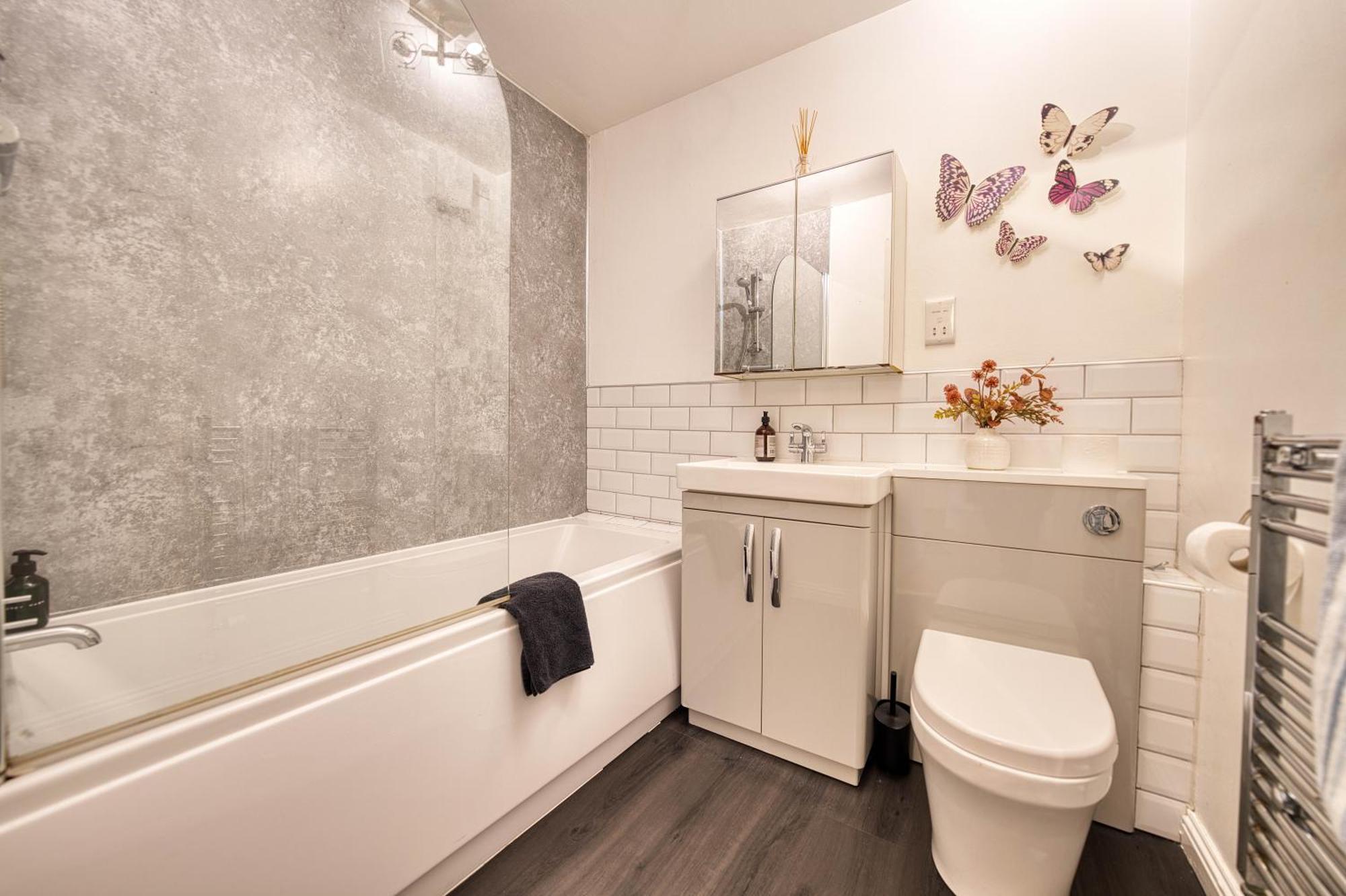 Modern 2 Bed Flat With Free Parking * Glasgow