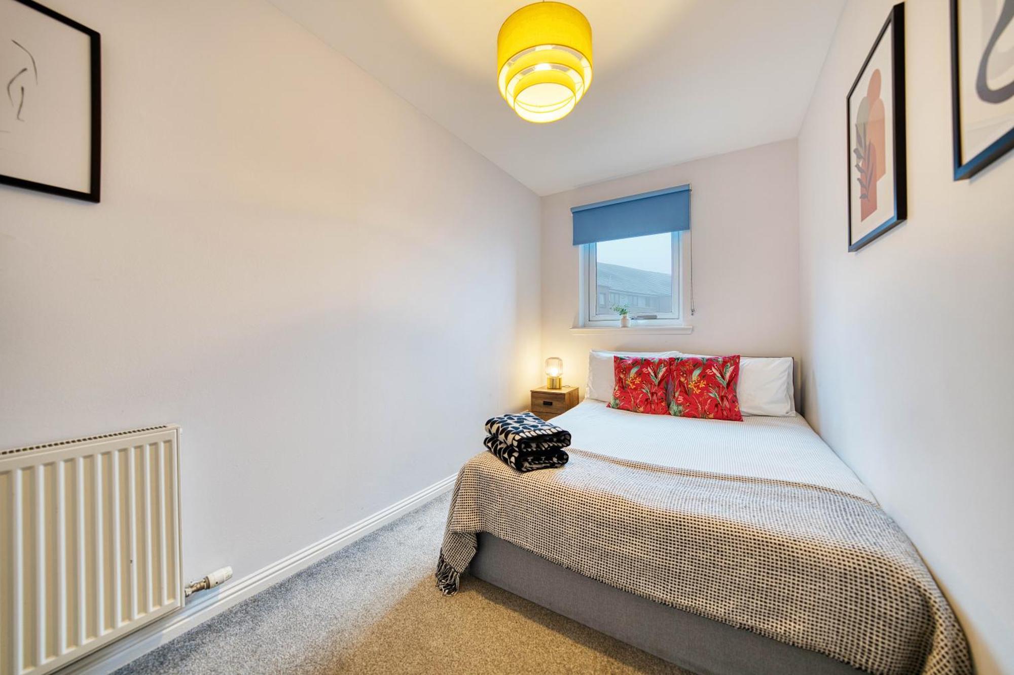 Modern 2 Bed Flat With Free Parking Apartment *
