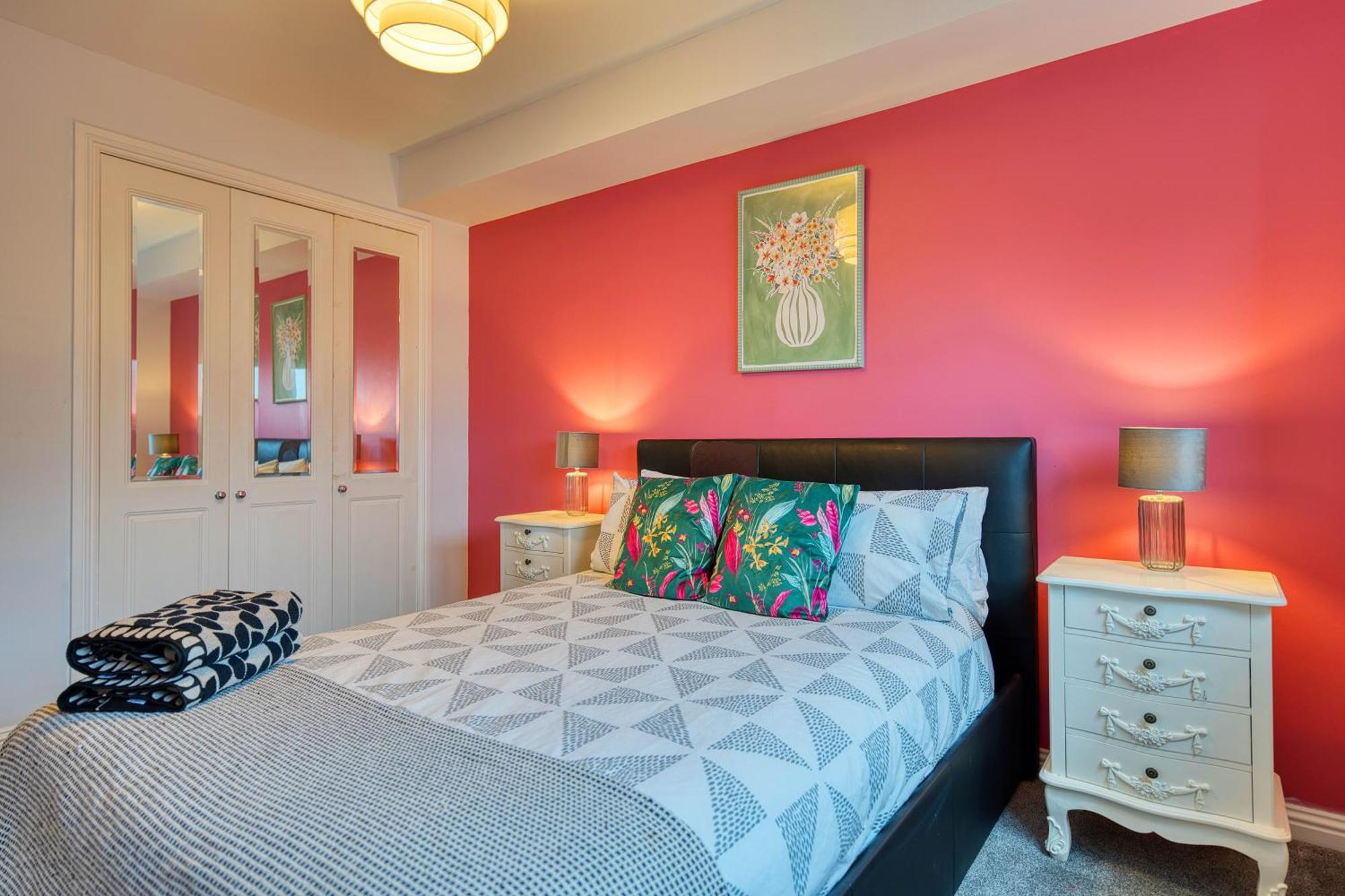 Modern 2 Bed Flat With Free Parking *