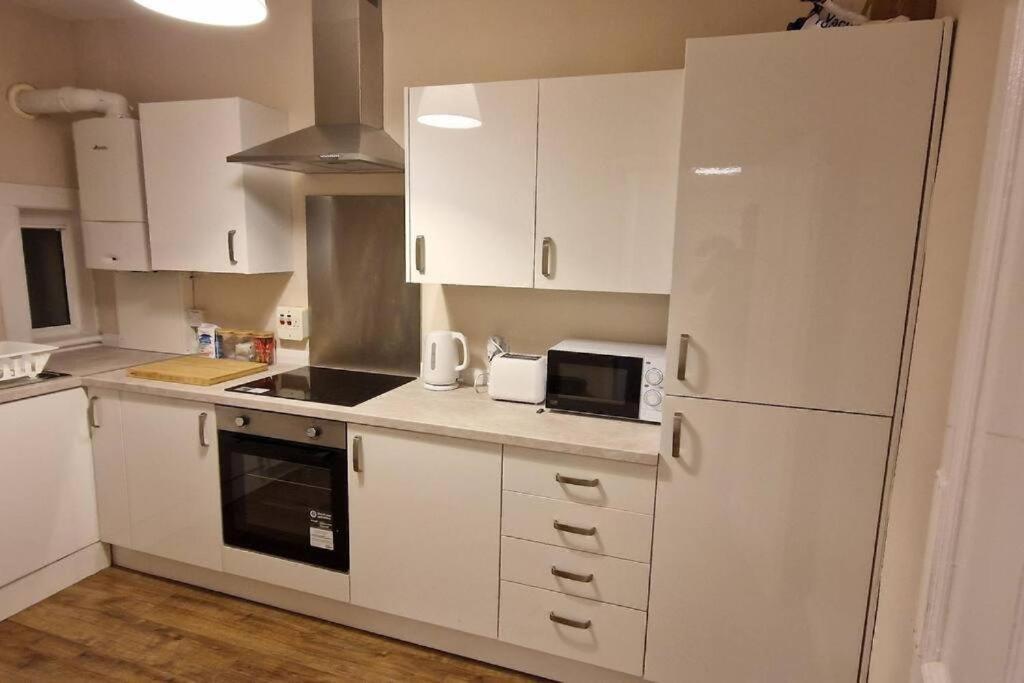 Archillects Entire Two Bedroom Comfy House - Free Parking *