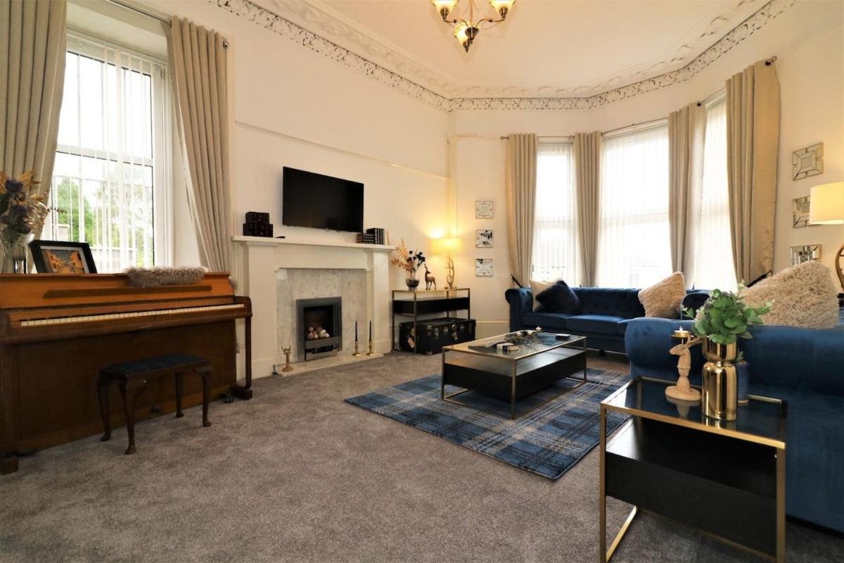10 Bedrooms Pool Table Garden Piano Villa Glasgow