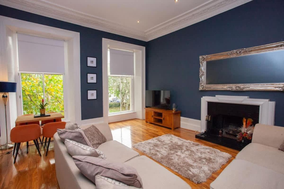 Stunning 2 Bed In Ideal Location Apartment *
