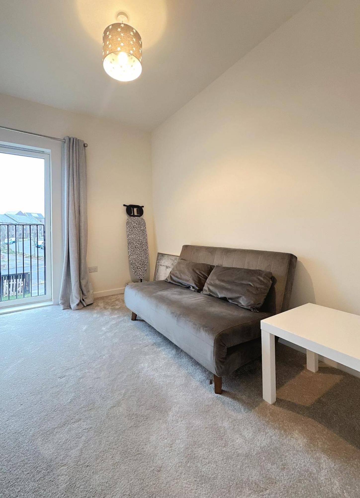 Wee Townhouse, 3 Beds With Free Parking, Wifi & Ethernet Connection *