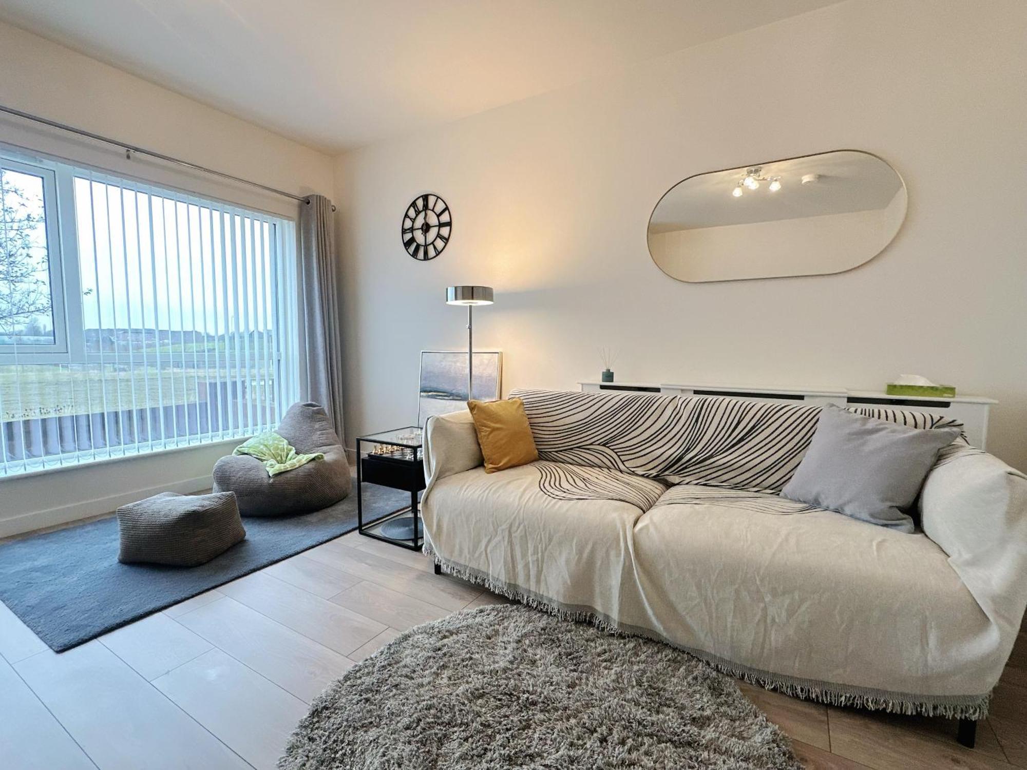 Wee Townhouse, 3 Beds With Free Parking, Wifi & Ethernet Connection Holiday home *