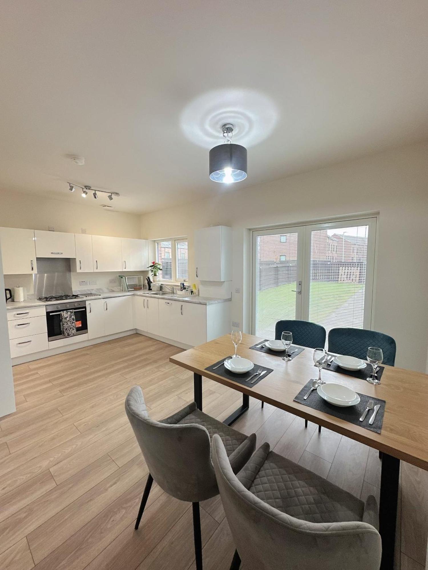 Wee Townhouse, 3 Beds With Free Parking, Wifi & Ethernet Connection * Glasgow