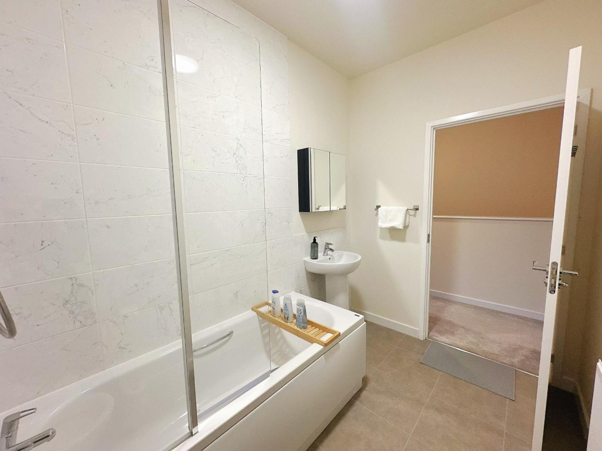 Wee Townhouse, 3 Beds With Free Parking, Wifi & Ethernet Connection