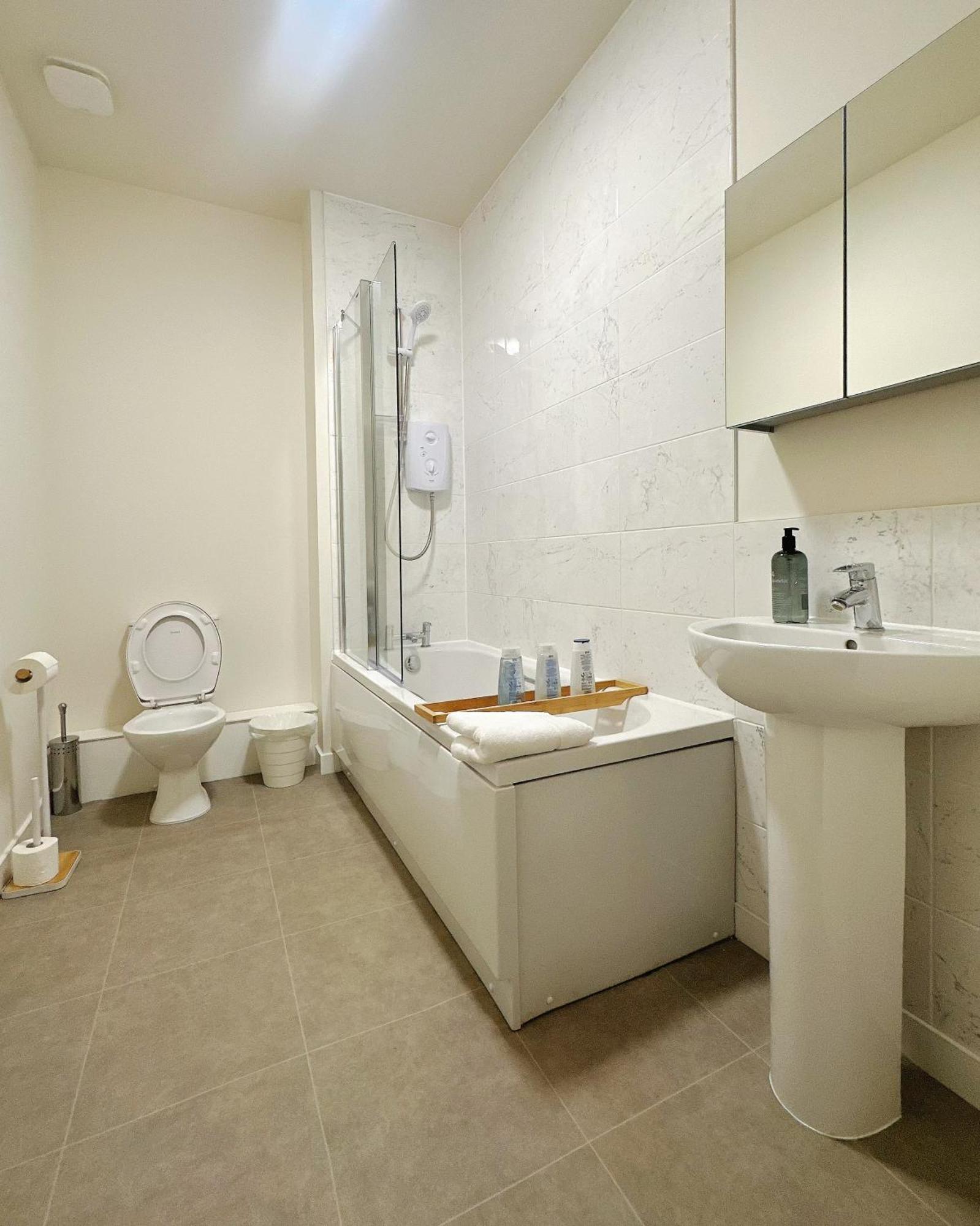 Wee Townhouse, 3 Beds With Free Parking, Wifi & Ethernet Connection Holiday home *