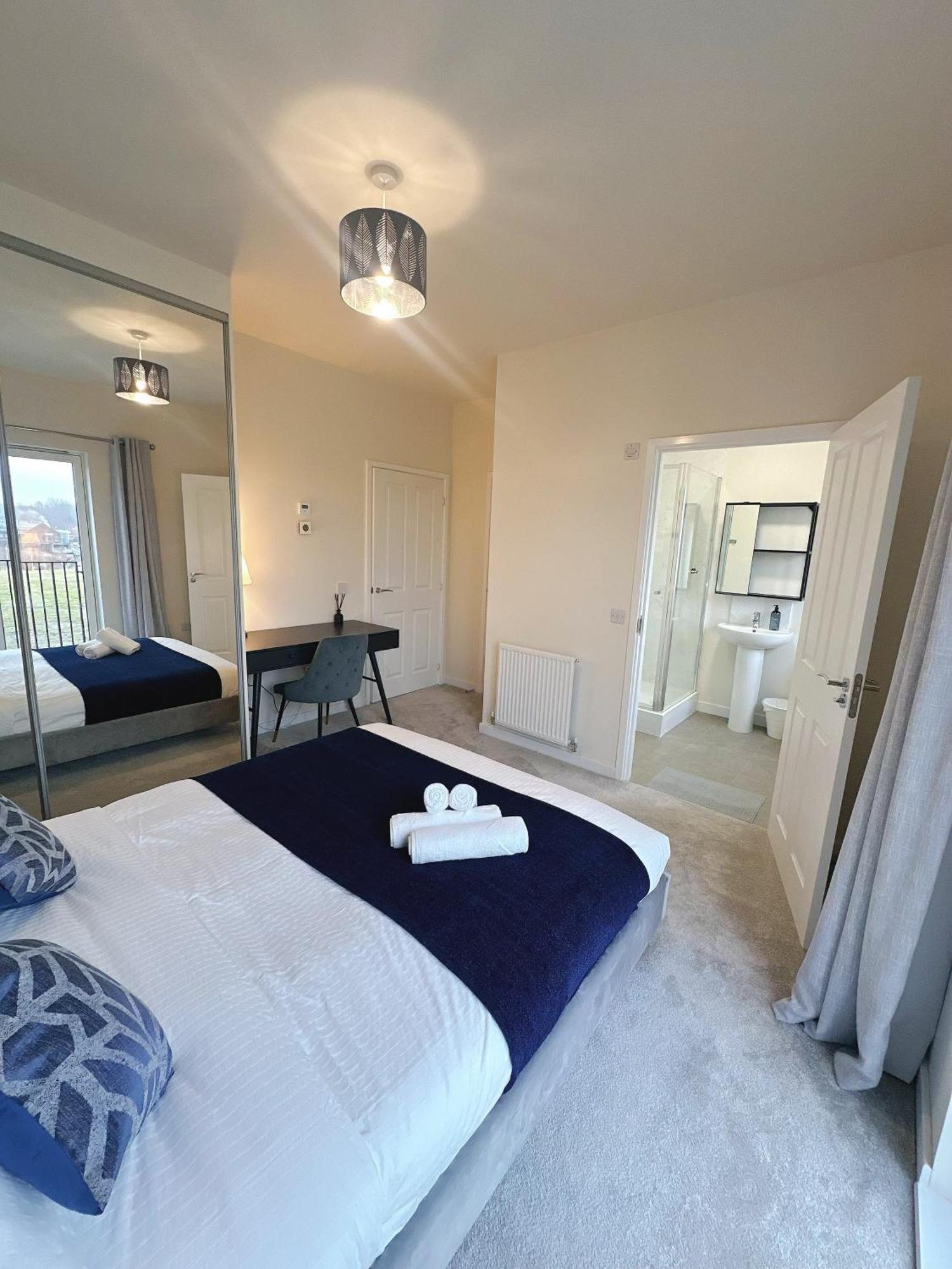 Wee Townhouse, 3 Beds With Free Parking, Wifi & Ethernet Connection *