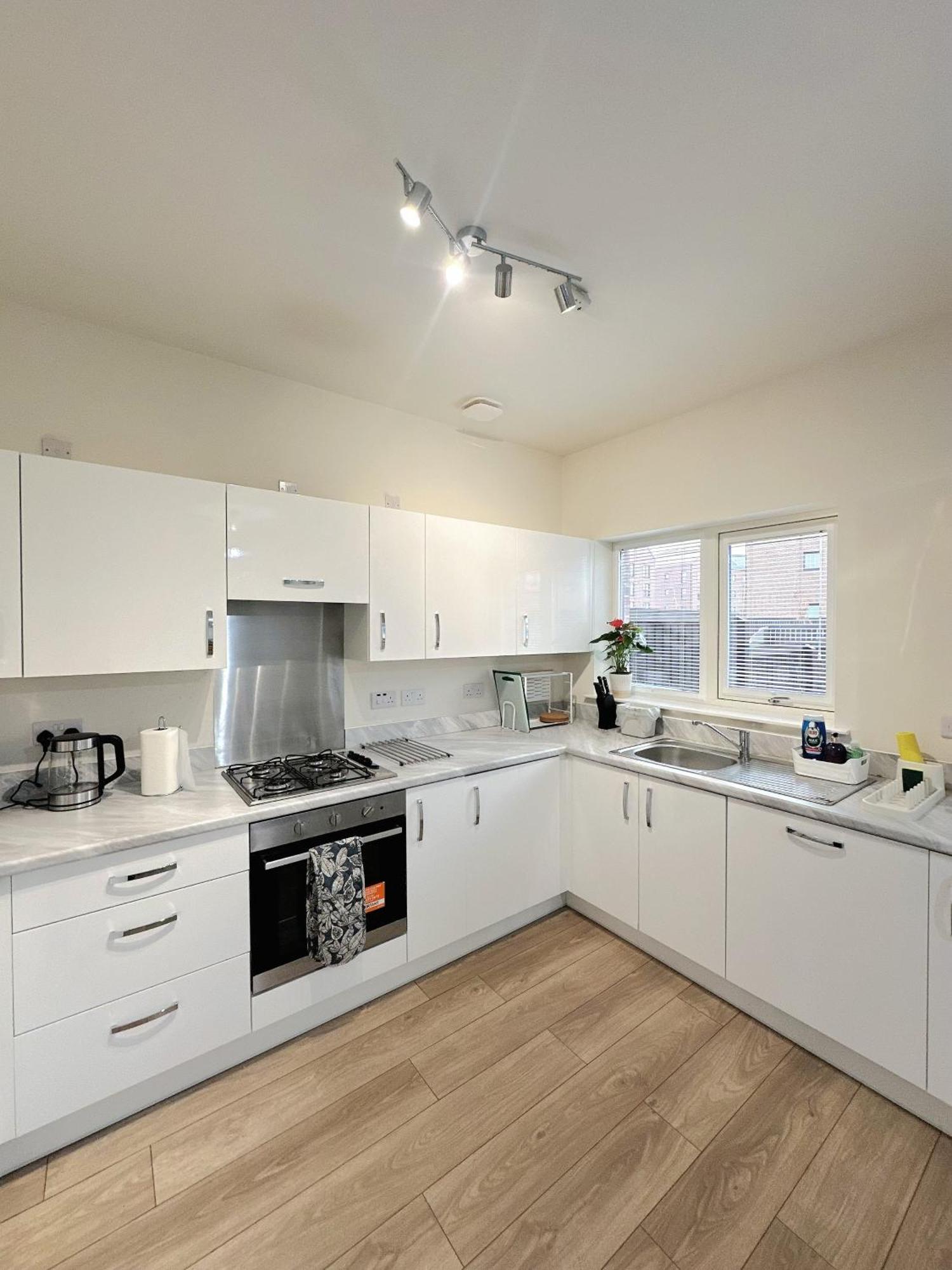 Wee Townhouse, 3 Beds With Free Parking, Wifi & Ethernet Connection *