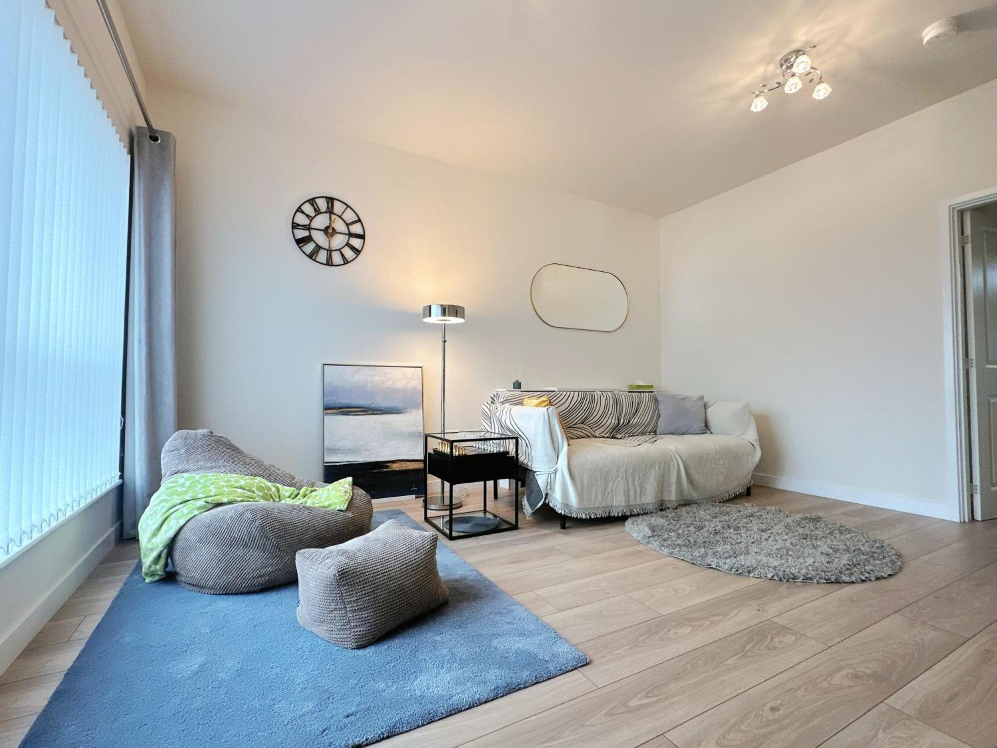 Wee Townhouse, 3 Beds With Free Parking, Wifi & Ethernet Connection