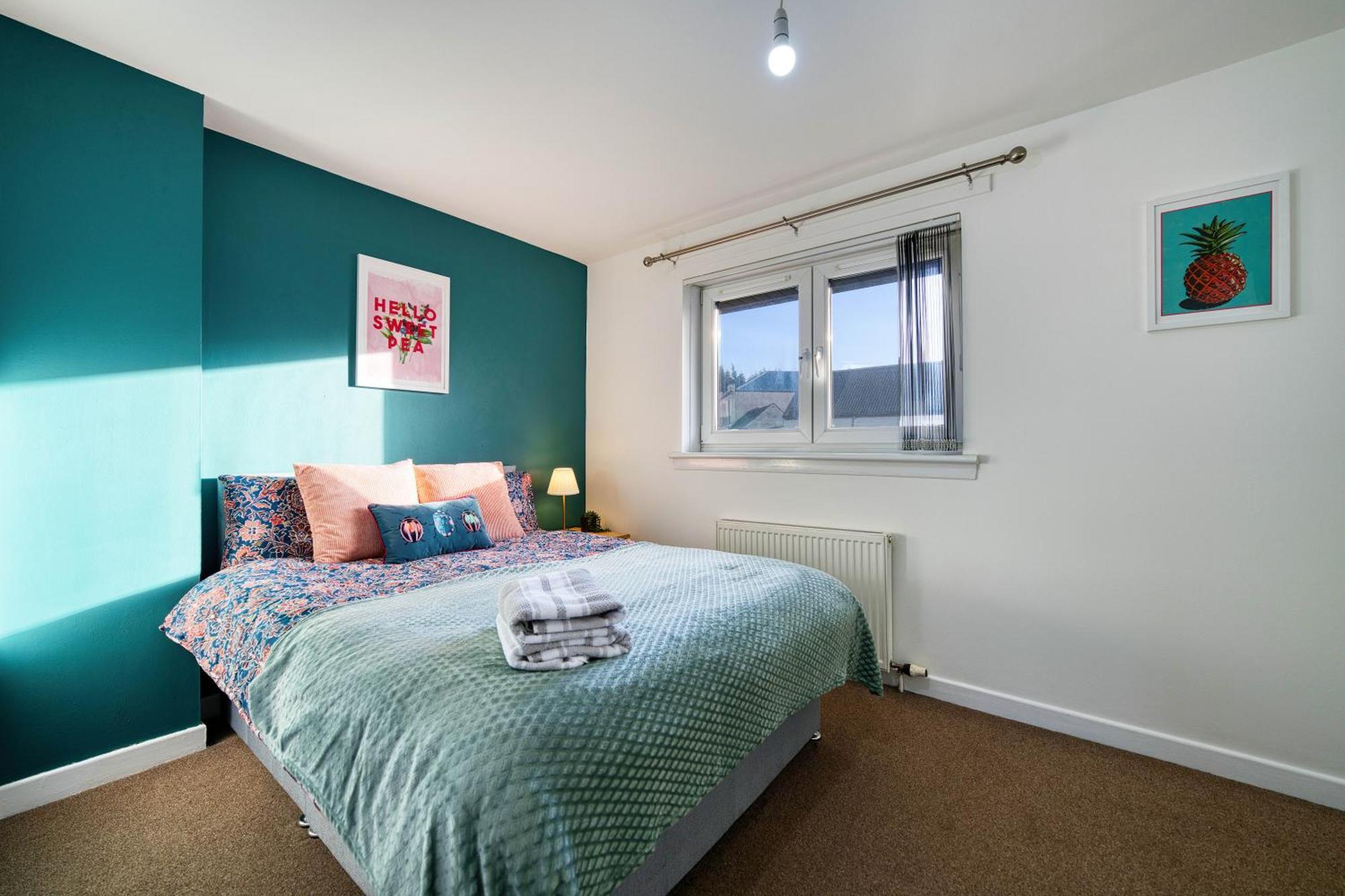 Stylish 2-bed With Private Driveway Apartment Glasgow