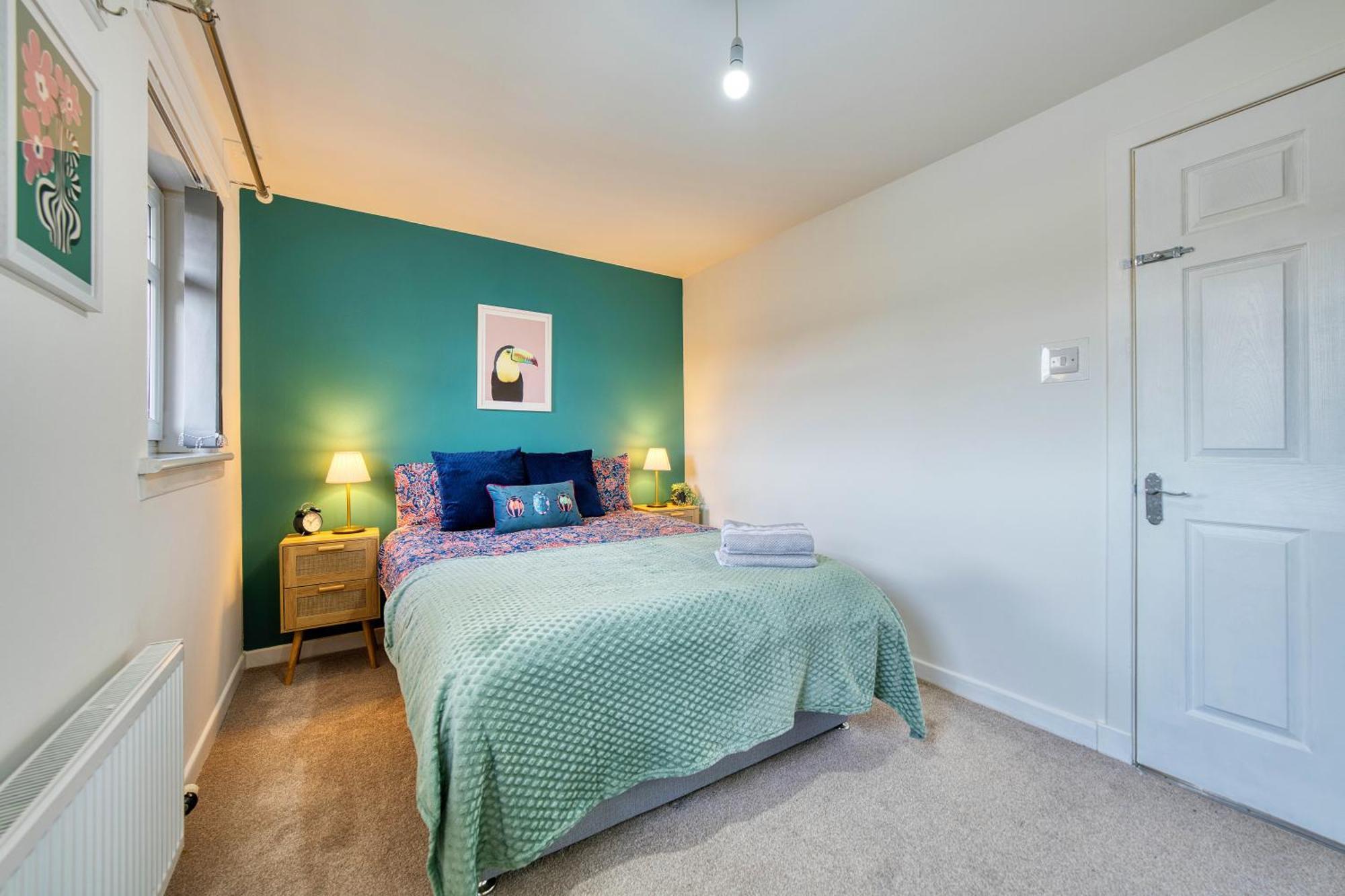 Stylish 2-bed With Private Driveway * Glasgow