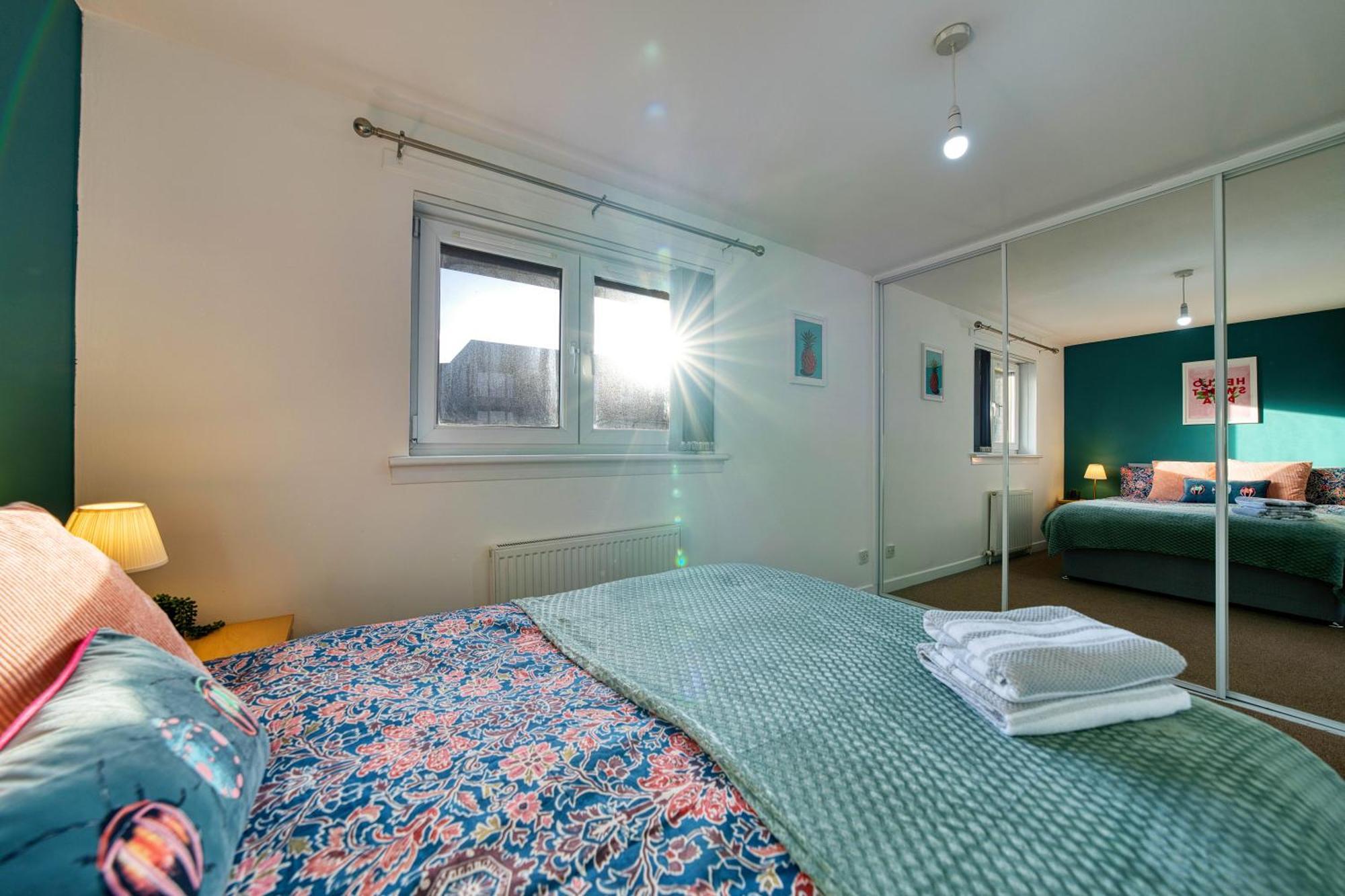 Stylish 2-bed With Private Driveway *