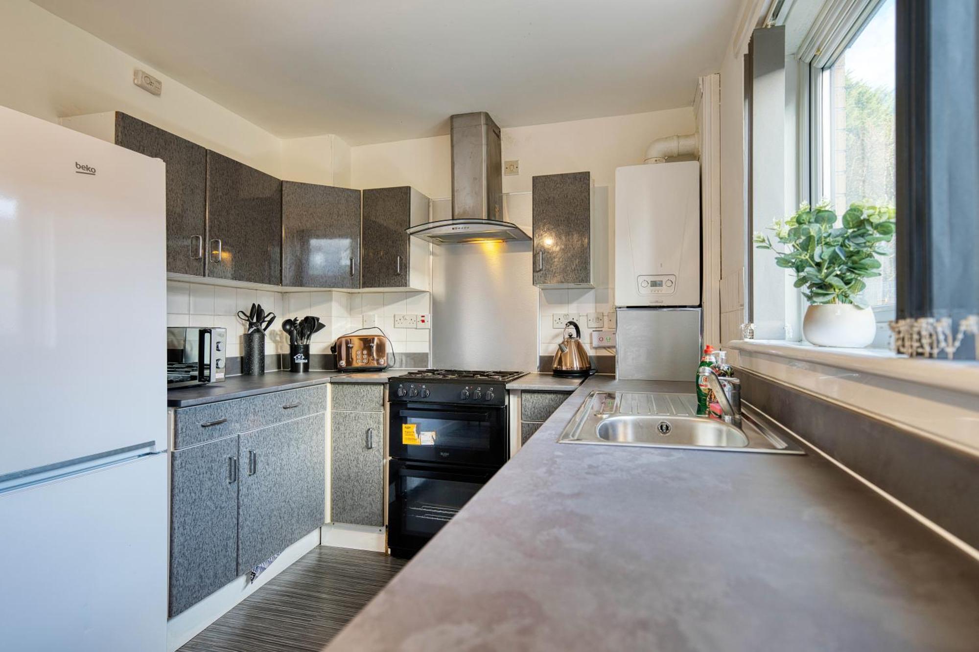 Stylish 2-bed With Private Driveway Apartment *
