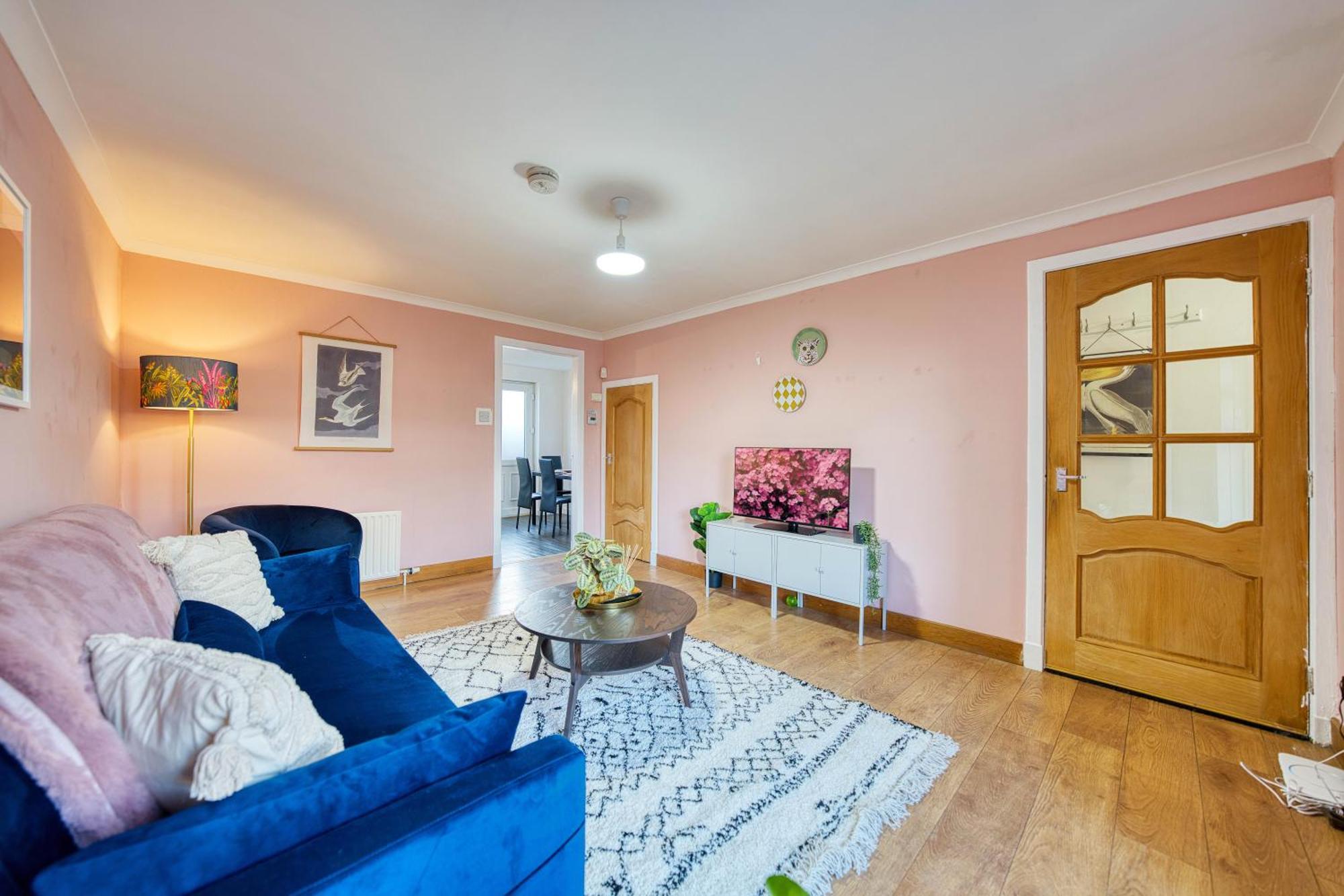 Stylish 2-bed With Private Driveway *