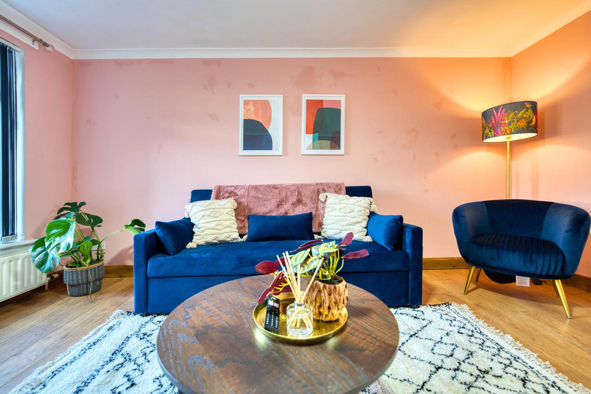 Stylish 2-bed With Private Driveway Glasgow