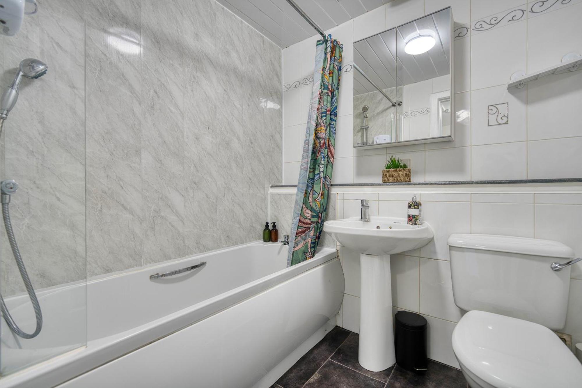 Apartment Stylish 2-bed With Private Driveway *