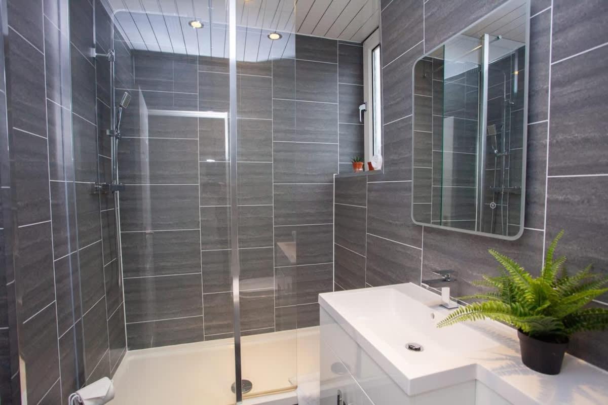 3 Bed Flat With Parking Glasgow