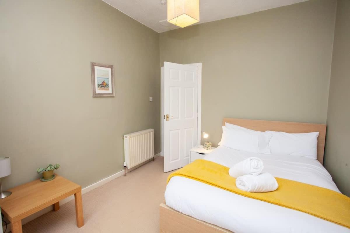 3 Bed Flat With Parking Glasgow