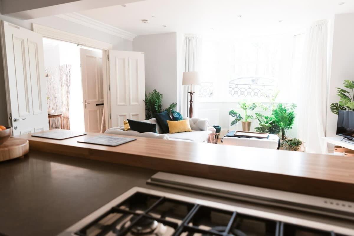 Elegant West End Flat In *