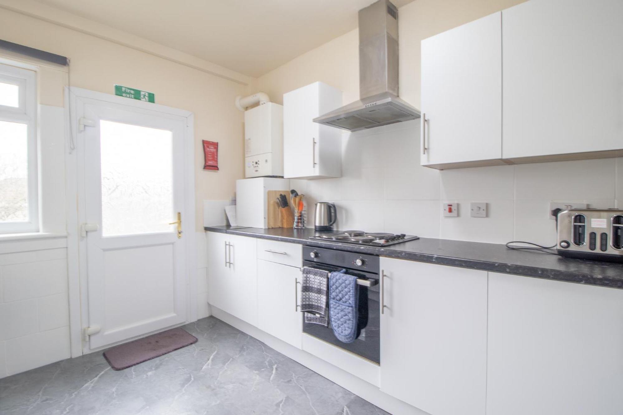 Large 3 Bed, Great For Contractors, With Private Parking Apartment Glasgow