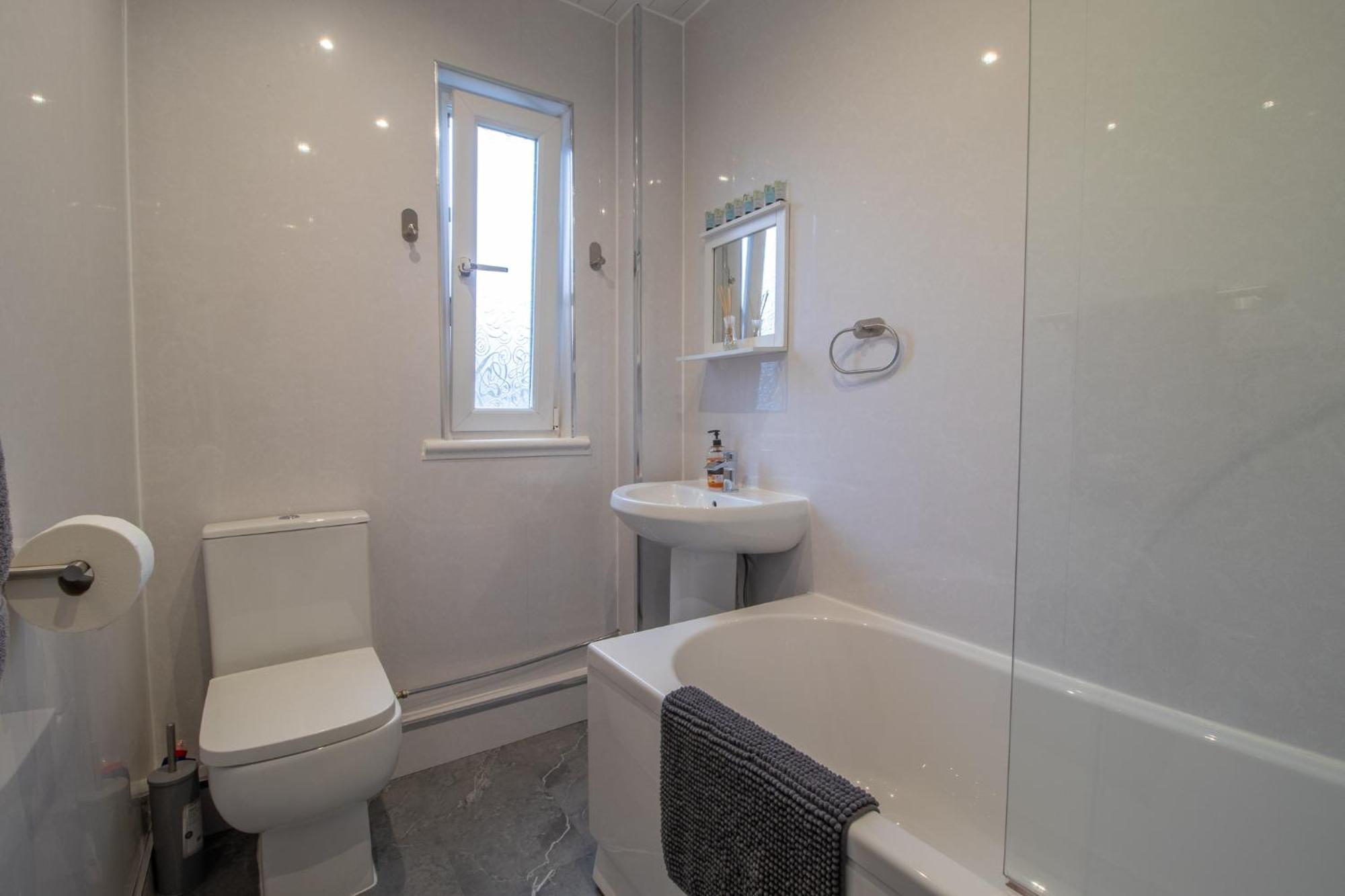 Large 3 Bed, Great For Contractors, With Private Parking Apartment Glasgow