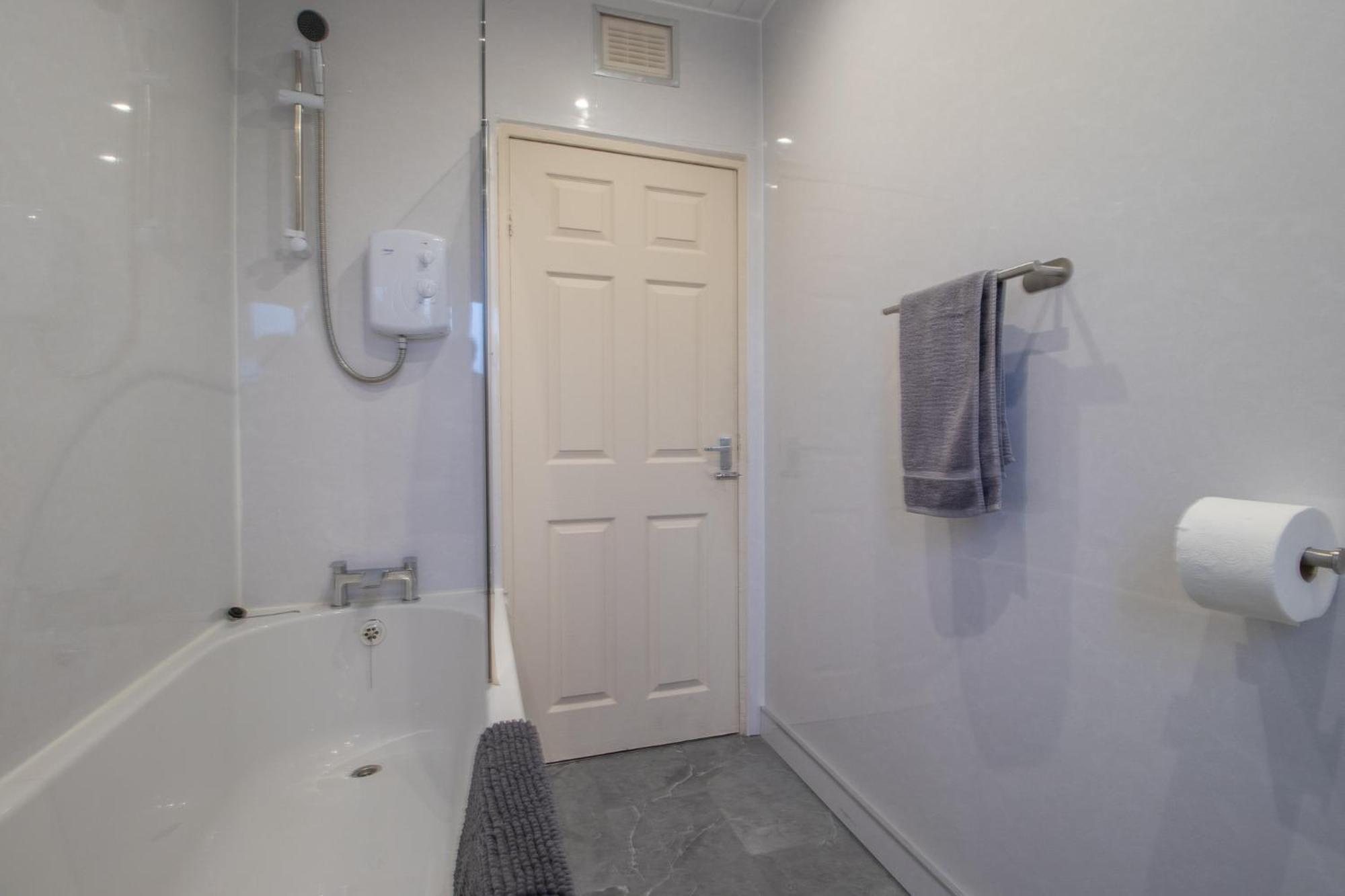 Large 3 Bed, Great For Contractors, With Private Parking Apartment