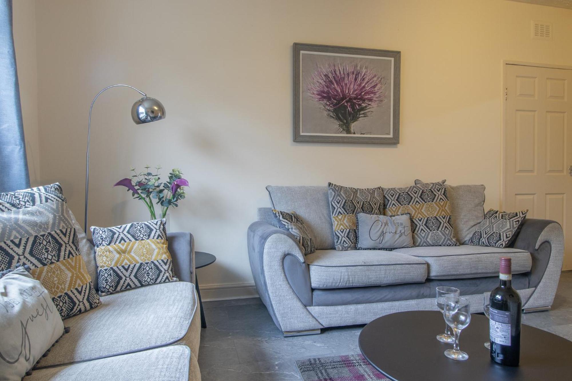 Apartment Large 3 Bed, Great For Contractors, With Private Parking *