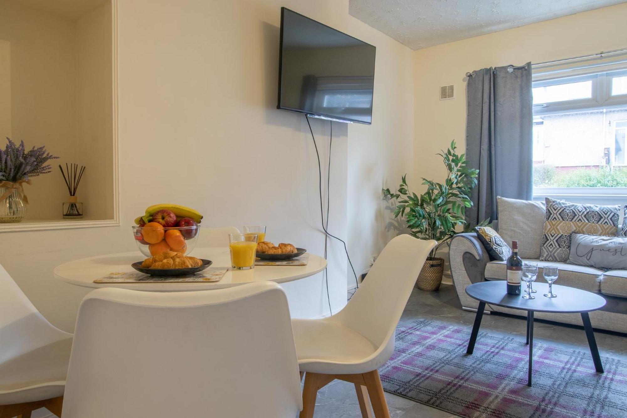 Large 3 Bed, Great For Contractors, With Private Parking Apartment Glasgow