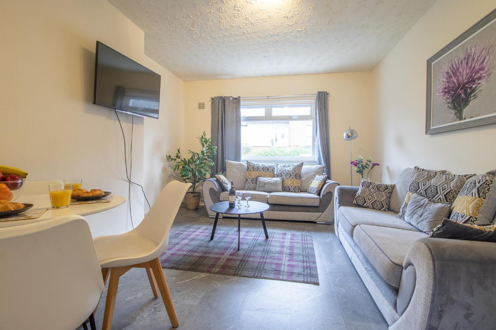 Large 3 Bed, Great For Contractors, With Private Parking * Glasgow