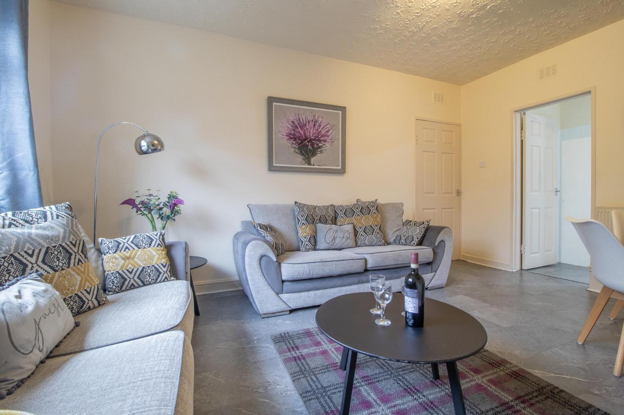 Apartment Large 3 Bed, Great For Contractors, With Private Parking Glasgow
