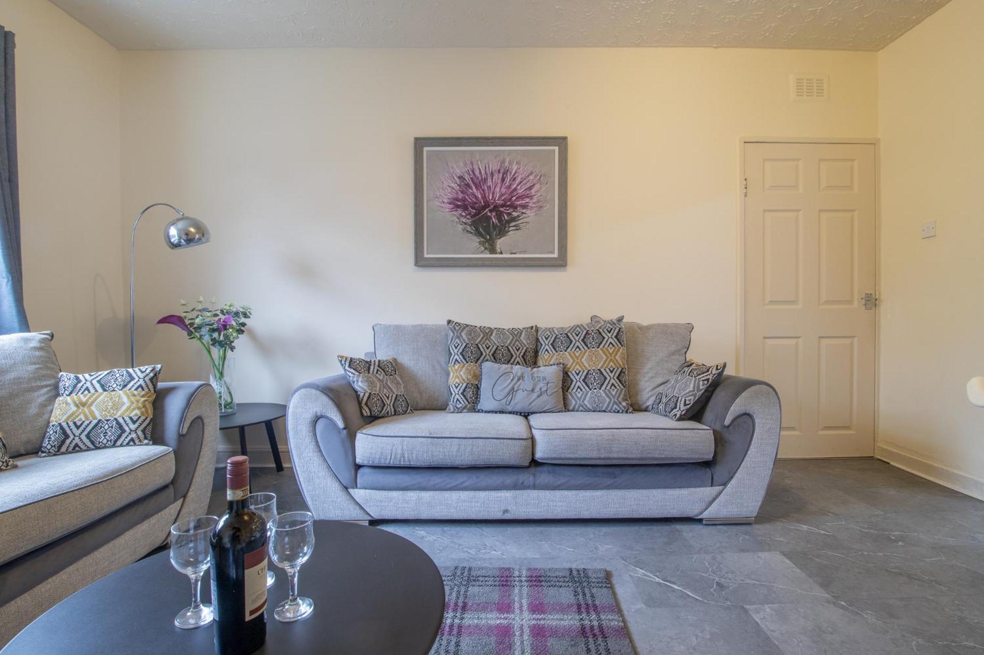 Large 3 Bed, Great For Contractors, With Private Parking * Glasgow