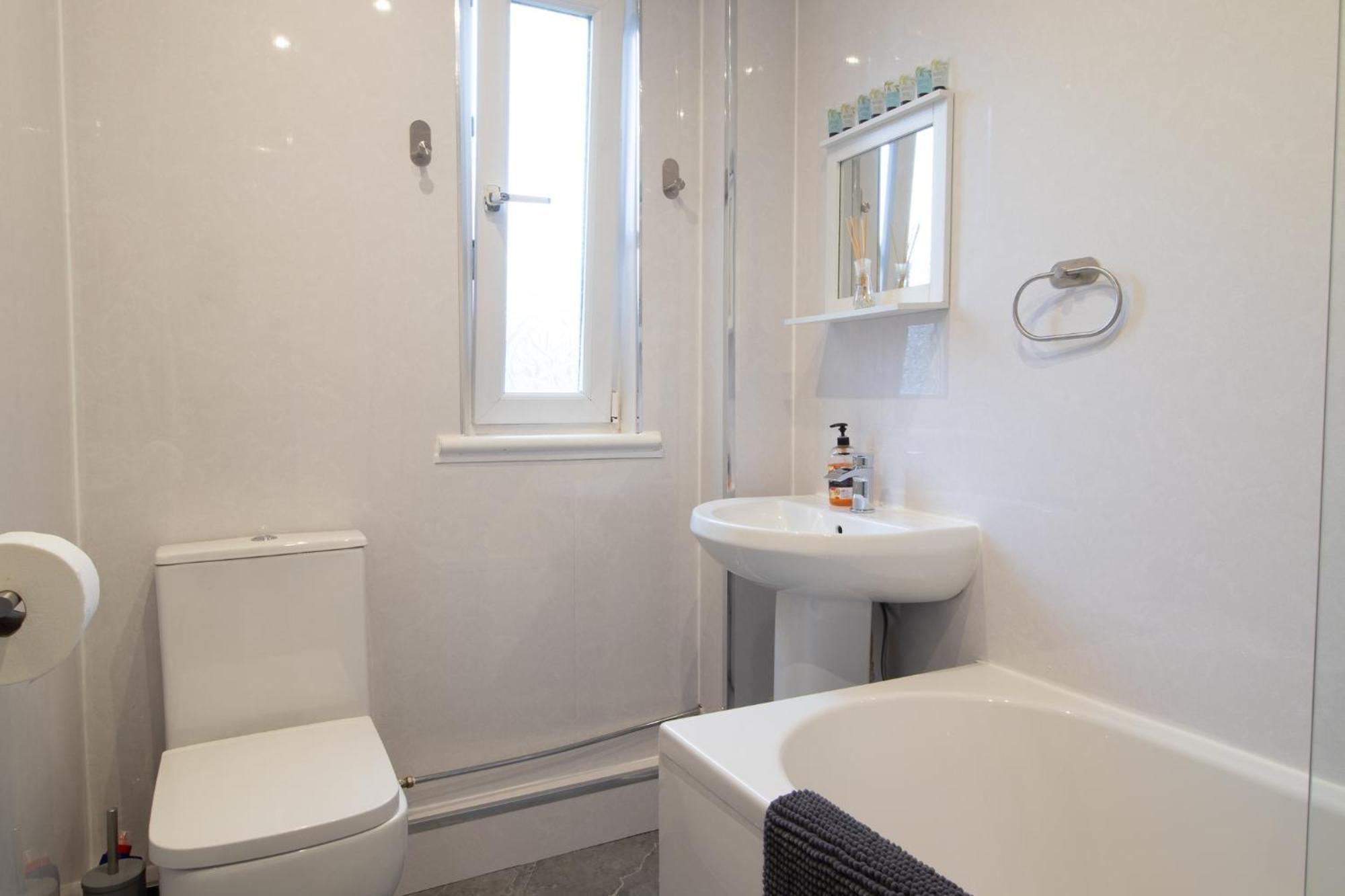 Apartment Large 3 Bed, Great For Contractors, With Private Parking *