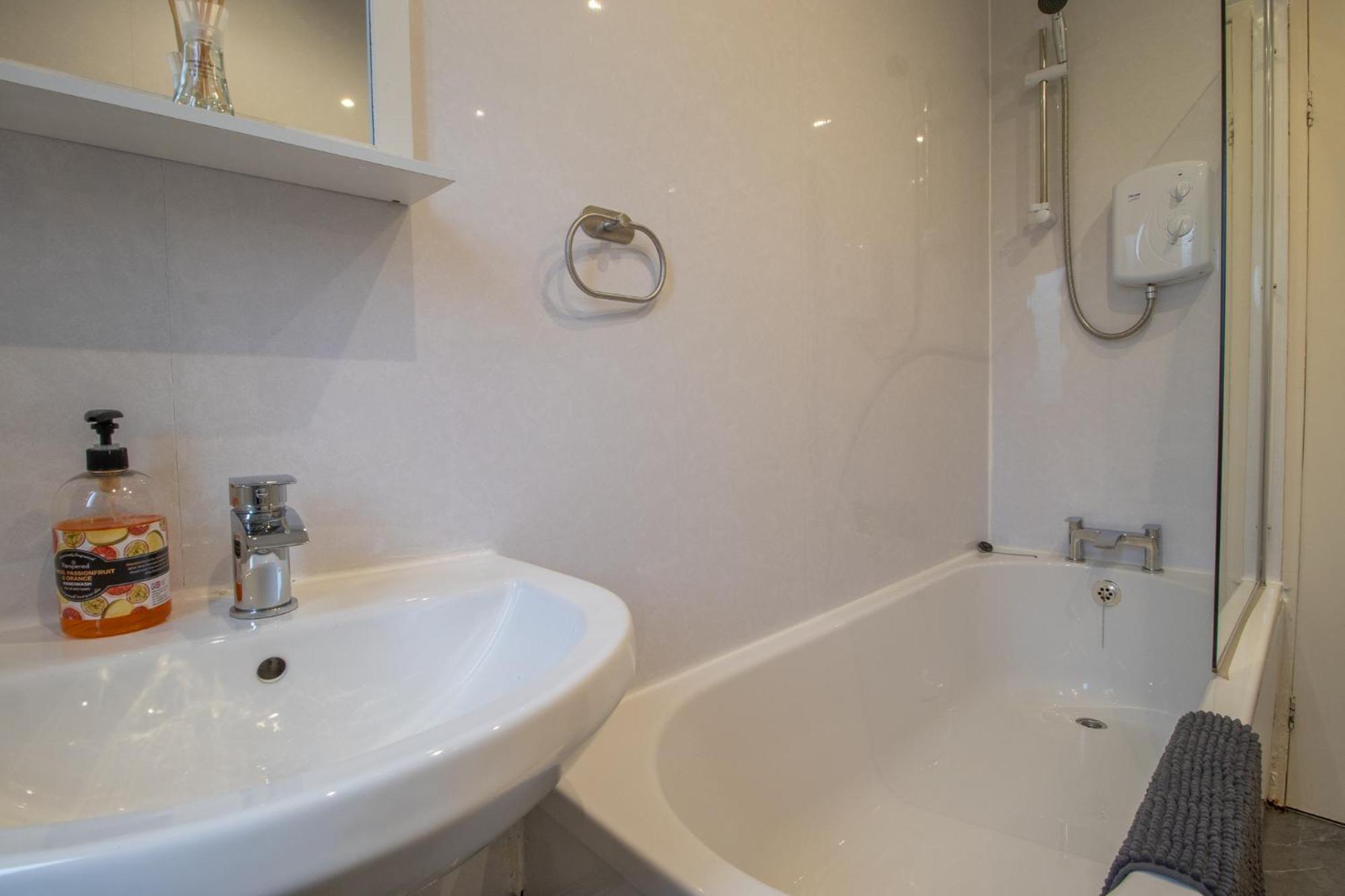 Large 3 Bed, Great For Contractors, With Private Parking *