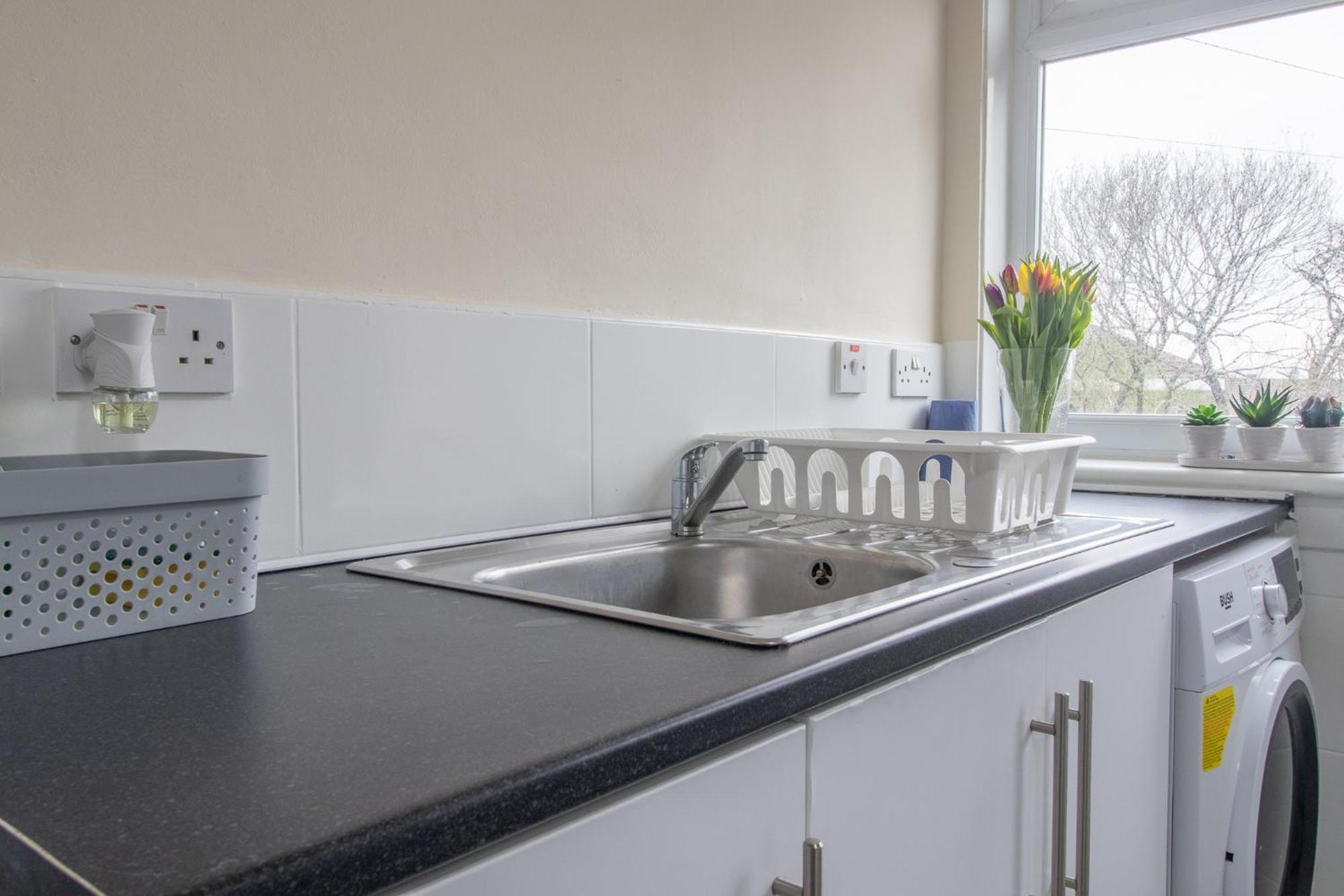 Large 3 Bed, Great For Contractors, With Private Parking
