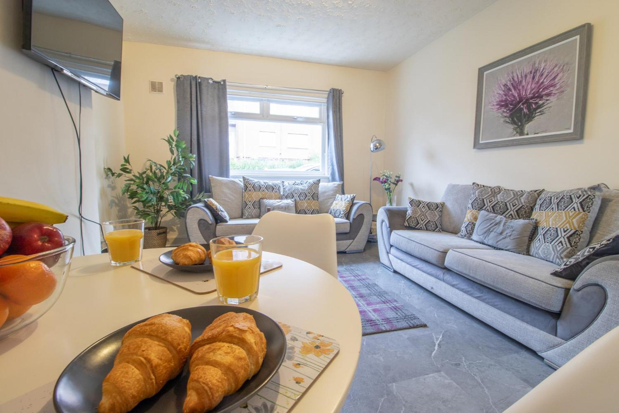 Apartment Large 3 Bed, Great For Contractors, With Private Parking *