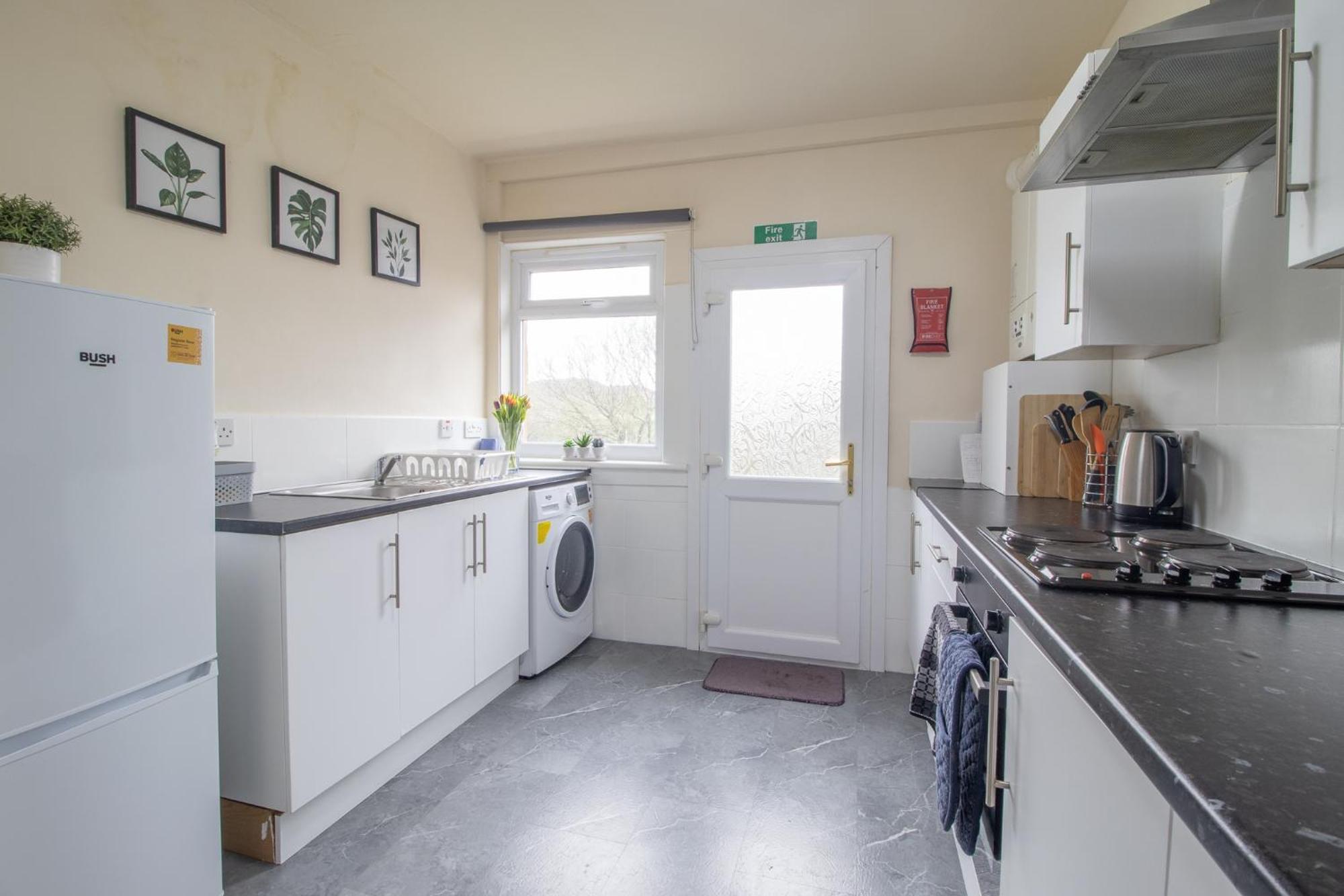 Large 3 Bed, Great For Contractors, With Private Parking Glasgow
