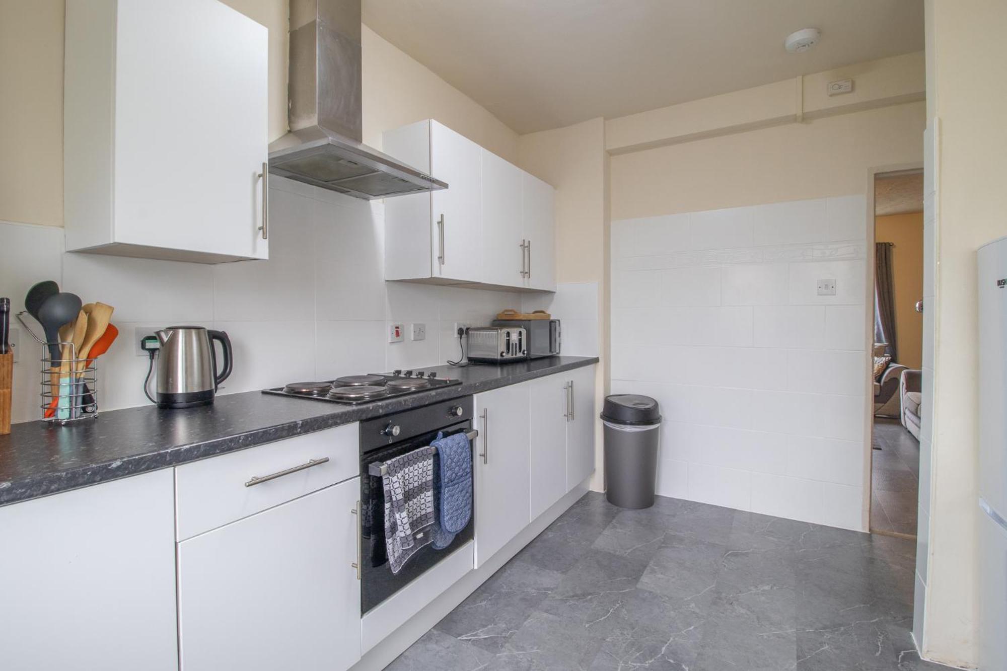 Large 3 Bed, Great For Contractors, With Private Parking * Glasgow