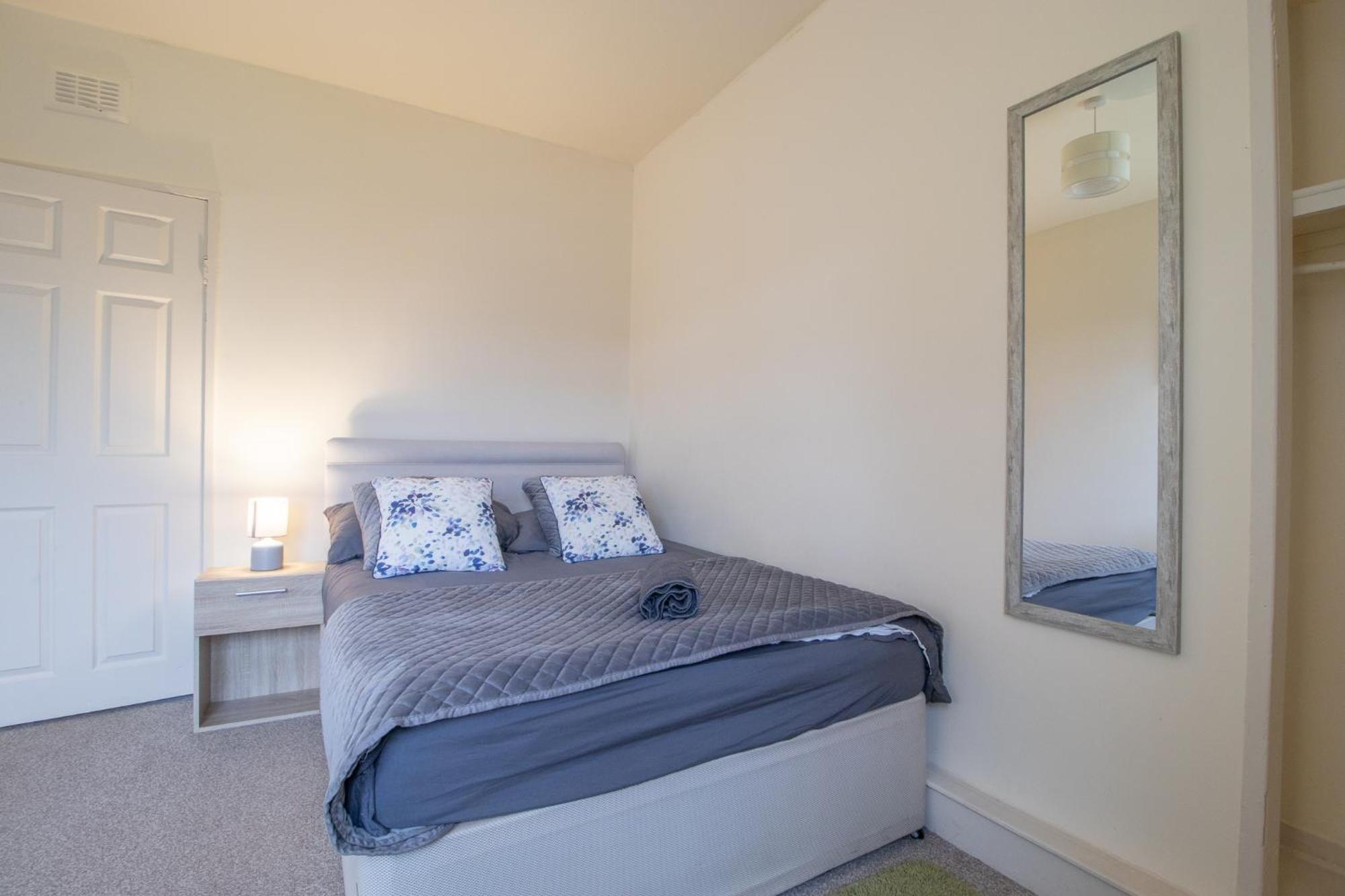 Apartment Large 3 Bed, Great For Contractors, With Private Parking