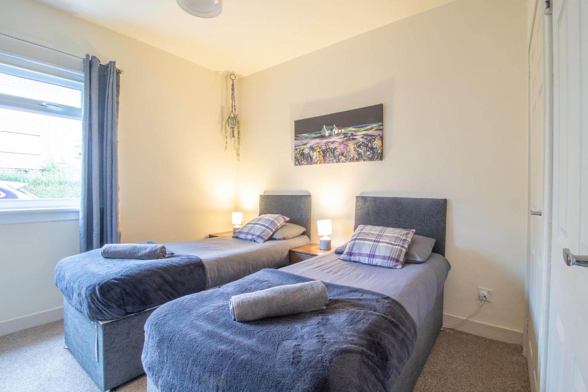 Large 3 Bed, Great For Contractors, With Private Parking Glasgow