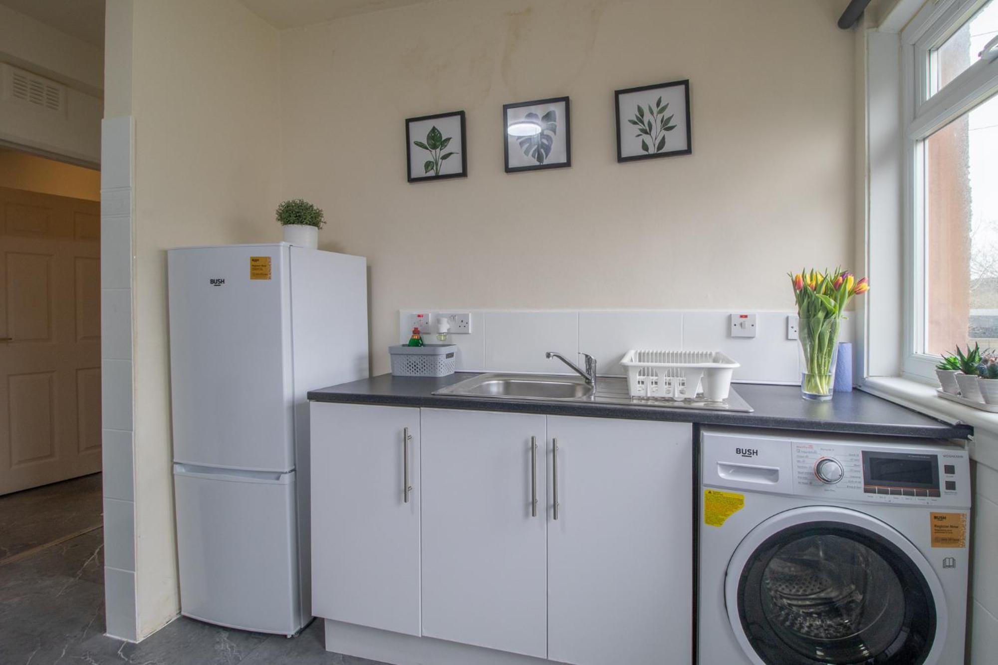 Large 3 Bed, Great For Contractors, With Private Parking Apartment