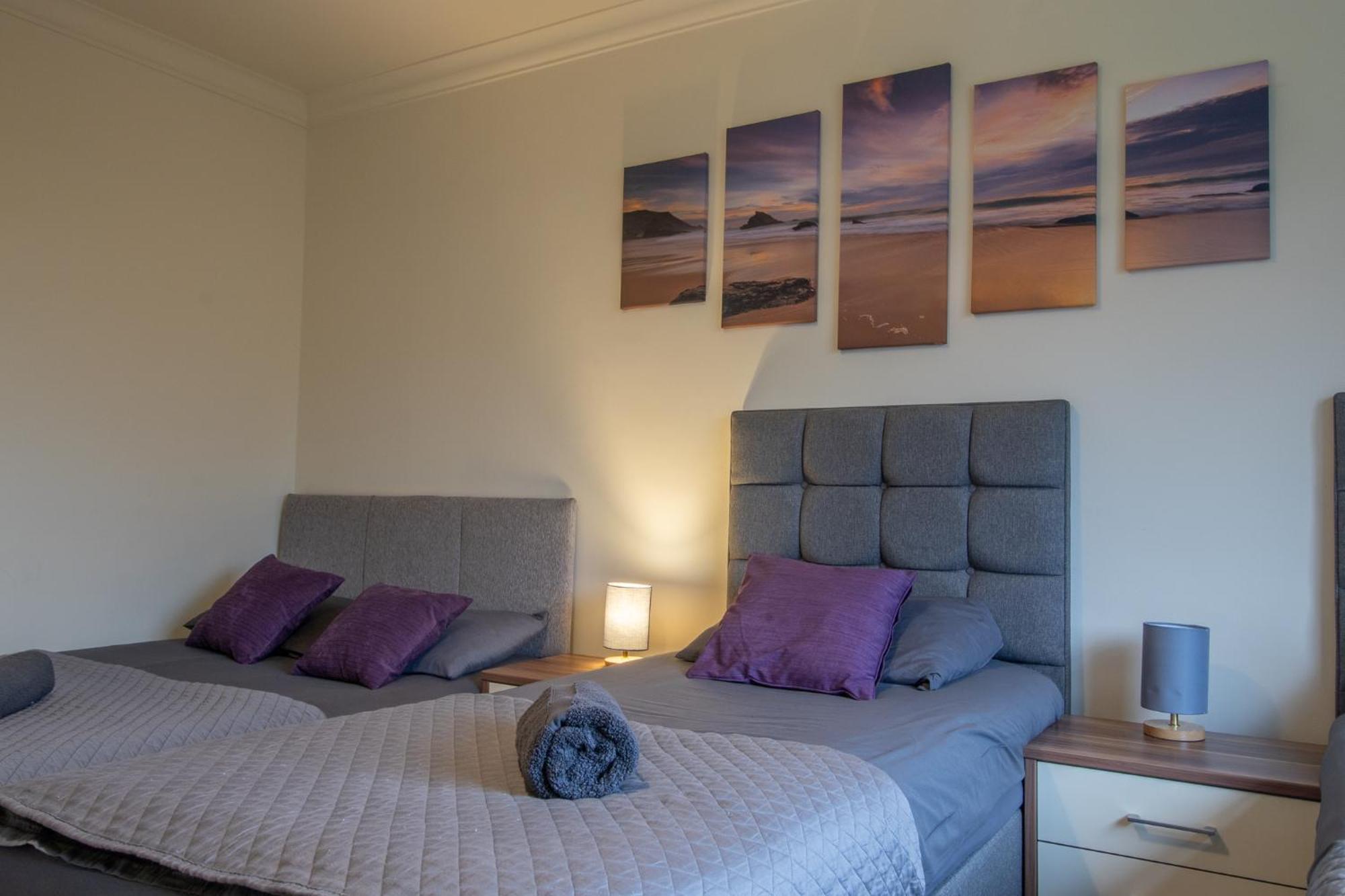 Large 3 Bed, Great For Contractors, With Private Parking Glasgow