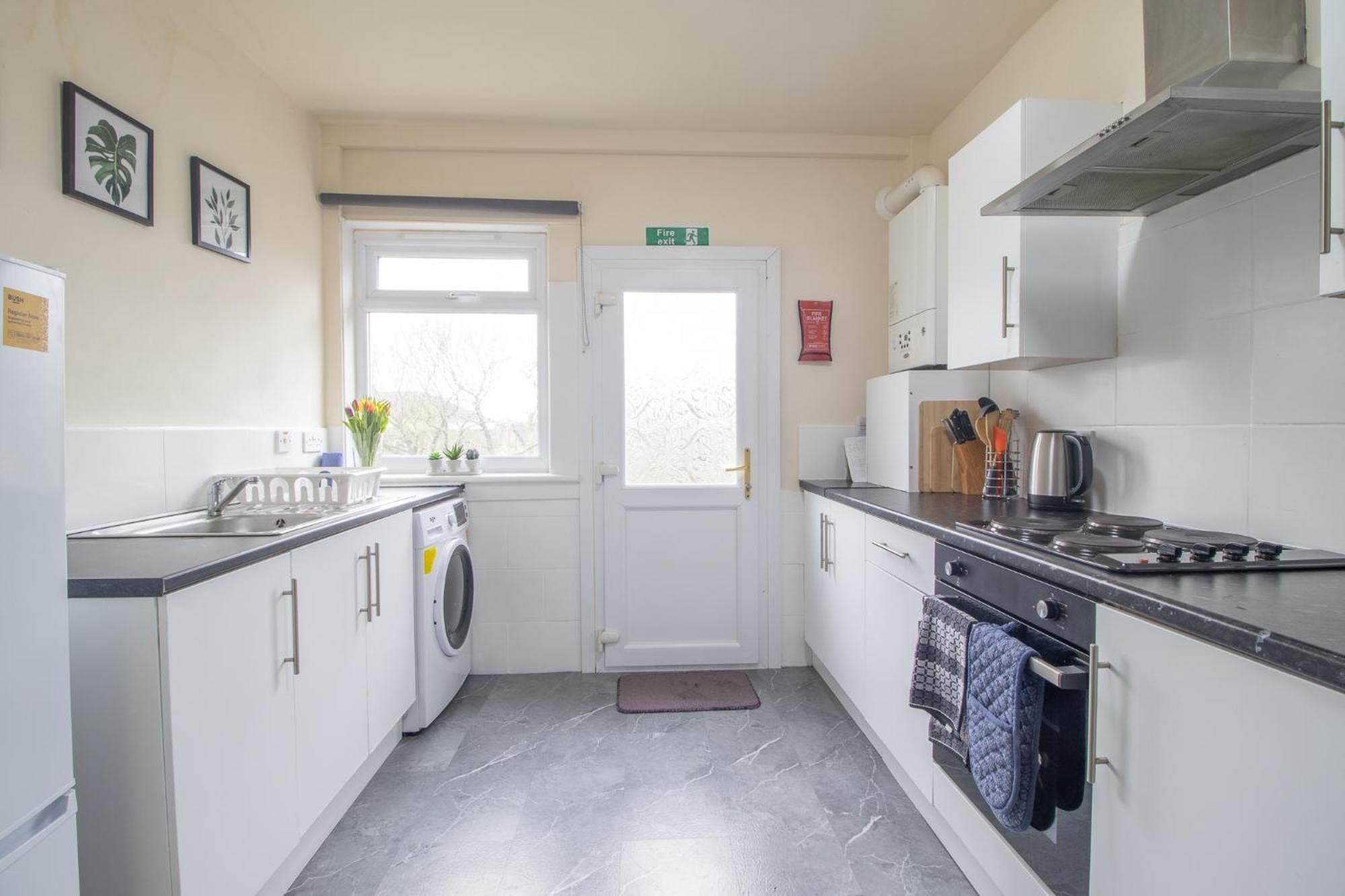 Apartment Large 3 Bed, Great For Contractors, With Private Parking *