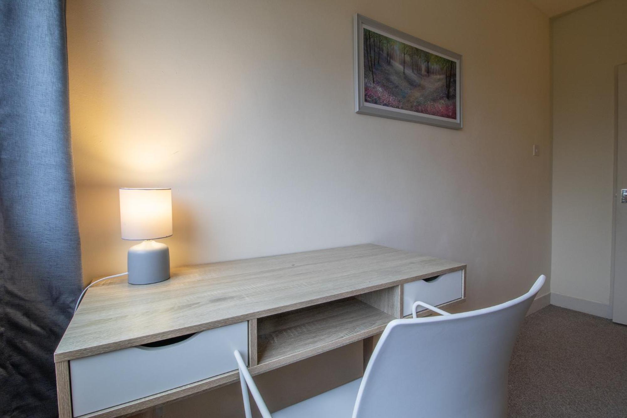 Large 3 Bed, Great For Contractors, With Private Parking Glasgow