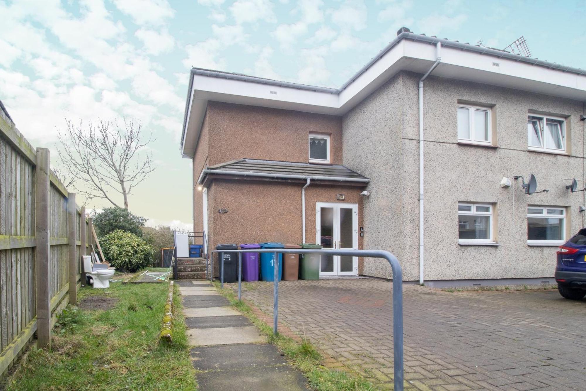 Large 3 Bed, Great For Contractors, With Private Parking * Glasgow